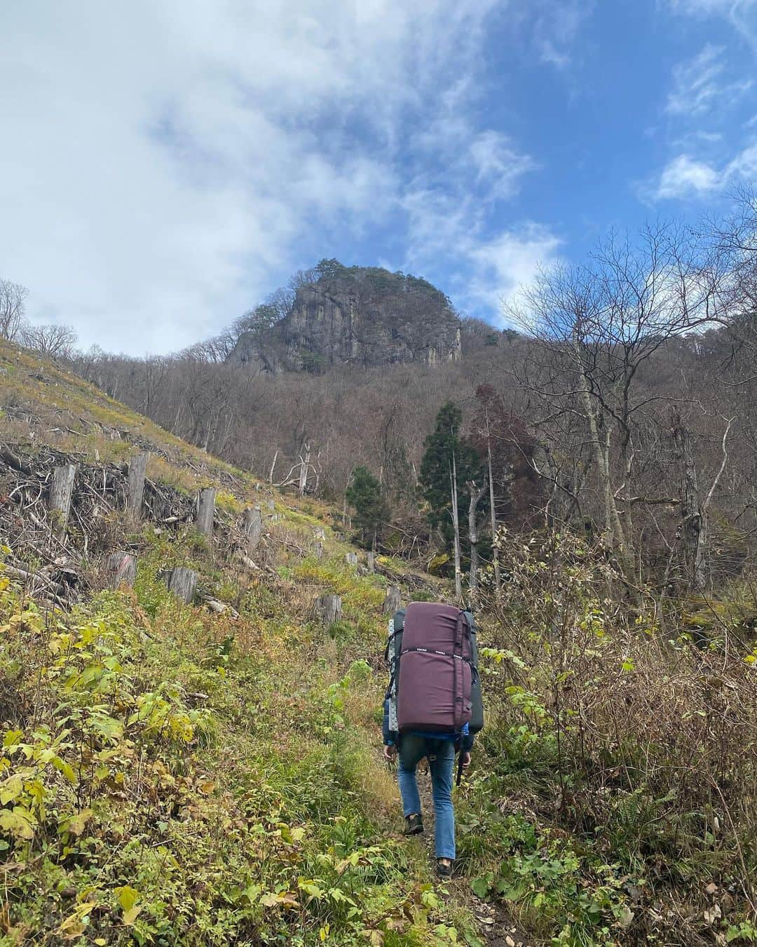 伊東秀和さんのインスタグラム写真 - (伊東秀和Instagram)「2回目となる山寺✨  今回新しいエリアに連れていってもらいました😍前日雨だったので、午前中は少し濡れてるところがありましたが問題なく登る事が出来ました💫  山形の皆さんが、この岩で大集合🌈過去1番での人数の大セッションだったみたいです😊 レッスンに参加した子供たちもいたし、大人も子供も一緒にエンジョイ🌟🌟🌟  ひぐらし/ 初段 / V7  FLASH ✅  蜻蛉切 / 2段 / V9  3Try💥 FLASHトライの感覚は登れなそう💦って感じの課題だったので登れて嬉しい1本でした✅ @raffinee_orientalbio @mammut_japan @camp1889 #山形 #山寺 #ボルダリング #bouldering #2年ぶり #岩セッション #大集合」11月30日 18時24分 - hide9a2019