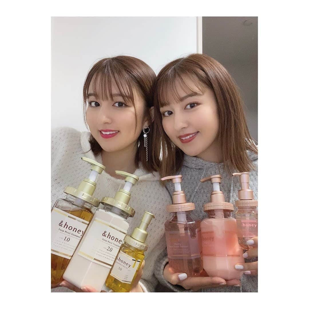 りかりこさんのインスタグラム写真 - (りかりこInstagram)「りかりこの愛用している、お気に入りヘアケア商品を紹介します♥️ - りかはアンドハニーでりこはメルティハニーを使ってるよ🍯 アンドハニーはしっとり潤い、まとまりやすい髪にしてくれます✨ メルティーハニーはうねりやすいりこの髪を、うるツヤにしてくれます🥺✨ とっても良い香りやから、お友達に 『何のシャンプー使ってる？』って 聞かれた事、何回もあるよ🤣♥️ どっちもパッケージが可愛くてテンション上がるよね☺️ - #アンドハニー#メルティハニー#うねりケア#ディープモイスト#はちみつ美容#保水オーガニック美容 #andhoney_pr#はちみつシャンプー #りかりこ#双子」11月30日 18時25分 - rikariko_official