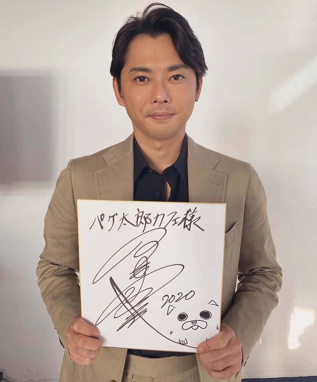 『おじさんはカワイイものがお好き。』ドラマ公式のインスタグラム：「・ 「#おじさんはカワイイものがお好き。」#パグ太郎カフェ あすからおかわり開催✨ 池袋・#キャラウムカフェ にて、1/11まで！  店内には前回訪問時の座長に加え、今井さん桐山さん藤原くんのサインも掲示✨ 久々のケンタさん😍🧸✨！  メニューも増えてます🎉 予約なくても入れるみたいです！ 詳細はこちら👉 https://www.charaum.com/?ym=2020-12  #直筆パグ太郎 #おじカワ #眞島秀和 #今井翼 #桐山漣 #藤原大祐」