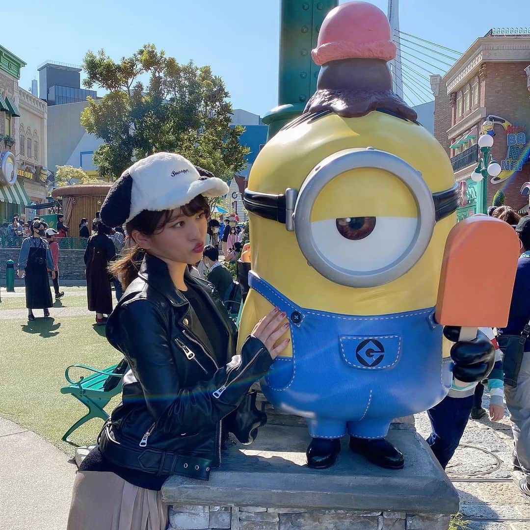 中谷彩伽のインスタグラム：「. #ユニバーサルスタジオジャパン . #ユニバ #usj #ユニバフード #ユニバ写真 #ユニバグルメ #ミニオンまん #くろねこミニオンまん #ミニオン #スヌーピー #スヌーピーコーデ #ブラックコーデ #ライダースジャケット」