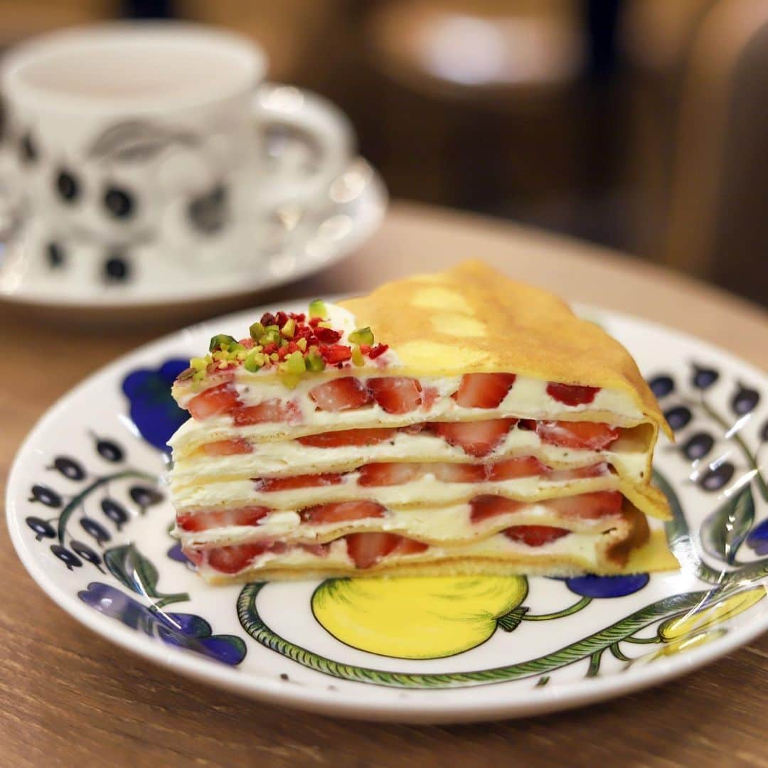 のインスタグラム：「.  .  Drip-X-Cafe ホワイティうめだ泉の広場店  どこから どう食べ始めて 食べ終えても いちご🍓  フォークを通す 楽しみ増し増し ホワイティうめだ店限定 ミルクレープ。  #strawberry #osaka#sweets#osakagourmet #dripxcafe」