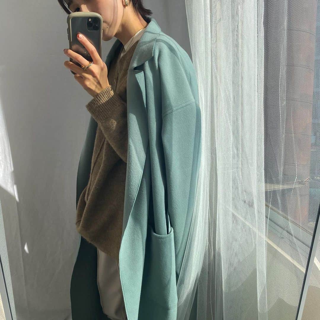 美生のインスタグラム：「本格的にコートの出番♡﻿ ﻿ ﻿ いい色にいい光♡﻿ ﻿ ﻿ ﻿ ﻿ ﻿studio @room_nabi  ﻿ ﻿ #コート　#アウター」