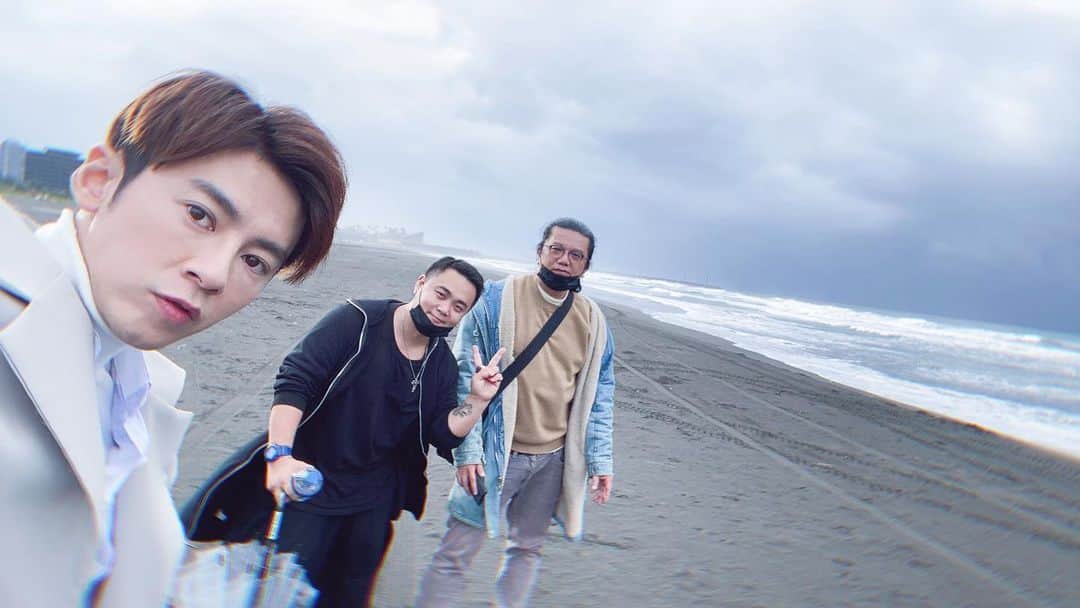 Lego Liのインスタグラム：「Day 69 在宜蘭烏石港拍攝 結束了一個 早就知道結果的一天🥴 #廢財闖天關  #今晚8點 #ep10」
