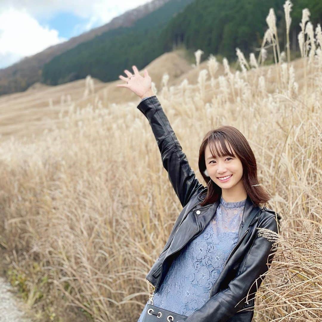 筒井萌子のインスタグラム：「*  YouTube皆さん見て下さいましたか⛳️？ 一人ラウンド、、、く、苦戦してます˘˘̥ 難しいけどコースマネージメントが大切になる とっても楽しいゴルフ場です𓂃 𓈒𓏸❁⃘ ※写真は関係ありません。すすき草原です。笑  今回撮影許可を頂いた"東京国際空港ゴルフ倶楽部" 是非皆さんも行ってみてくださーい🐥 綺麗で素敵なコースになってます！！ そして感想聞かせてください◡̈♥︎  YouTubeはこれから、 80台にむけてのレッスンや プロゴルファーを招いてのラウンドなど やっていけたらいいなと思っています‪ꔛ‬♡  ぜひ引き続き『もえちゃんねる』 よろしくお願いします⛳️  ・ #筒井萌子 #女優 #actress #モデル #model #岡山 #youtube #もえちゃんねる　 #shooting #instagood #instalike #converse #撮影 #followme #instalike #ゴルフ #ゴルフ女子 #ゴルフコーデ #골프 #좋아요반사 #좋아요그램 #좋아요환영 #데일리그램 #패션 #오오티디 #카페」