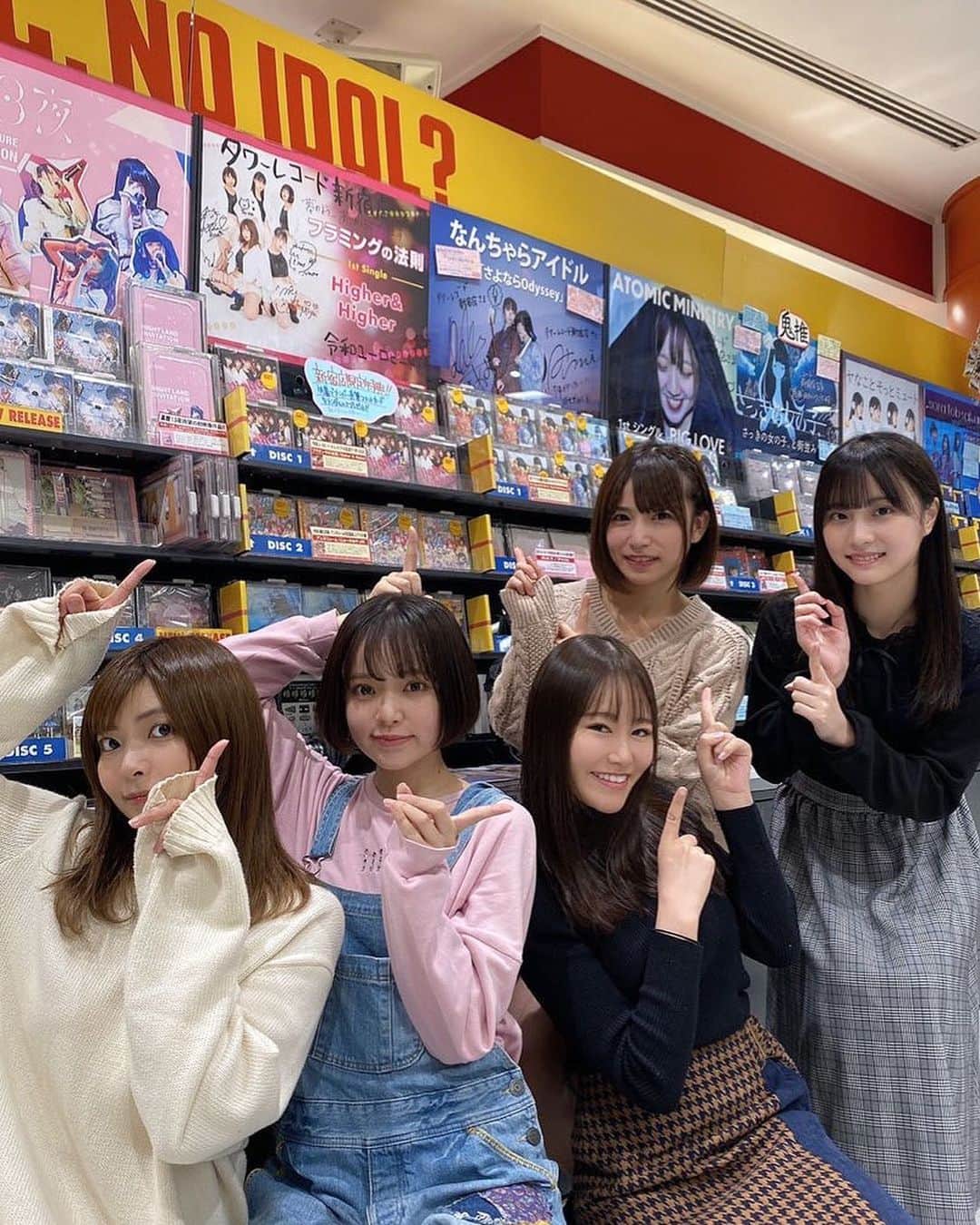 東坂みゆのインスタグラム：「タワーレコード新宿店さん タワーレコード秋葉原店さんに #フラミングの法則 ブースを 置いて頂いてます❤️❤️❤️  新宿店さんのメッセージカード付きCDはまだあります！  秋葉原店さんのチェキ付きは完売！  有難う御座います❤️❤️❤️❤️」