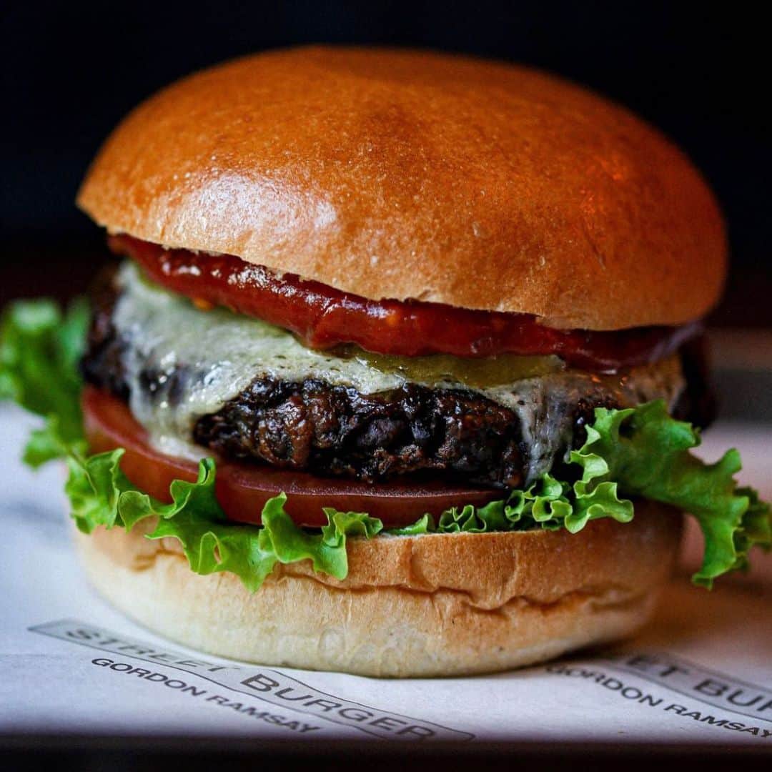 ゴードン・ラムゼイさんのインスタグラム写真 - (ゴードン・ラムゼイInstagram)「Here’s the first look at the delicious burgers we’ll be serving up at @gordonramsaystreetburger from Thursday !!」11月30日 18時32分 - gordongram