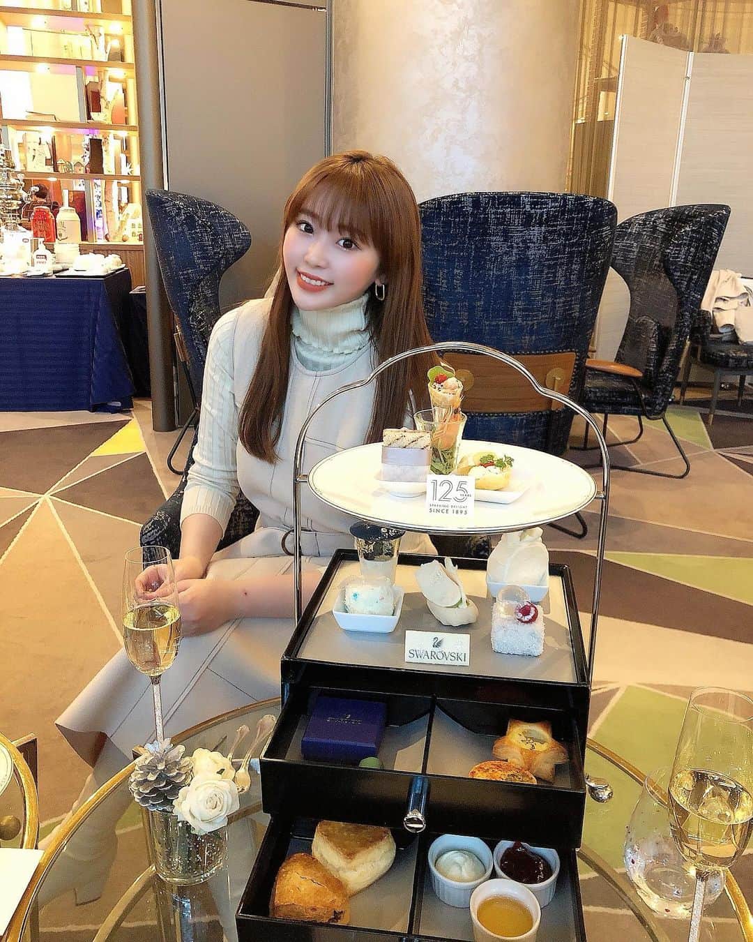 藤川沙弥のインスタグラム：「12/1からスタートする期間限定の スイスホテル南海とスワロフスキーの コラボアフタヌーンティー🫖💎  白や水色を基調とした華やかな スイーツとセイボリー🦢💠💎 ハーブの演奏も聴けます🎼 グラスもスワロフスキーで キラキラでした🥂💍✨🌟 12/31までみたいです☃️❄️」
