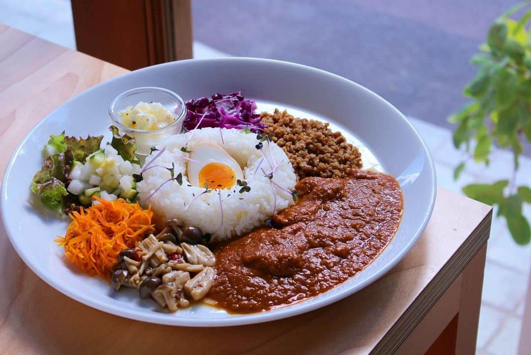 のインスタグラム：「北18条駅近くのカレー店 SPICY CURRY Dale Dale! 7/31open✨  スパイスのバランスにこだわり、日本人の舌に合うようにしたてたやさしい味わい🤤  スリランカカレーを元にした混ぜて味わうスタイルのものや、クセになる味わいのシャバシャバ系のカレーがあります✨  ドリンクも豊富でカフェ利用もできます♪ カレーやドリンクはテイクアウトOK‼️  @spicycurry_daledale   #poroco #ポロコ #札幌カフェ #札幌cafe #sapporocafe #札幌グルメ #札幌カレー #札幌ランチ #テイクアウト #札幌 #sapporo」
