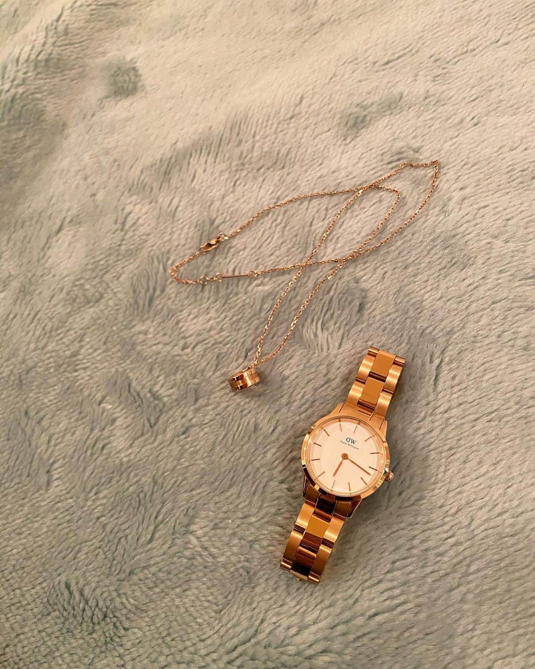 りかみし（みしまりか）さんのインスタグラム写真 - (りかみし（みしまりか）Instagram)「Daniel Wellingtonの腕時計とアクセサリーが﻿ ほんとに褒められる🥺💕﻿ ﻿ 冬のスタイルにも合わせやすいカラー💯﻿ 着用感も華奢で女性らしさを表現できるよ！﻿ ﻿ カジュアルにもきれいめにも合うよ☺️ これをつけてスタイルアップしてディナーとか行きたいなあ💋﻿ ﻿ 公式サイト、DW直営店舗にて﻿ 最大50％OFFのDW Black Fridayセールは﻿ なんと今日までです✨﻿ ﻿ 全品使用可15％OFFクーポンコード﻿ 【rika15】も併用できるから是非🙋‍♀️﻿ ﻿ @danielwellington  #ダニエルウェリントン﻿ #DWブラックフライデー」11月30日 18時41分 - rikamishi_official