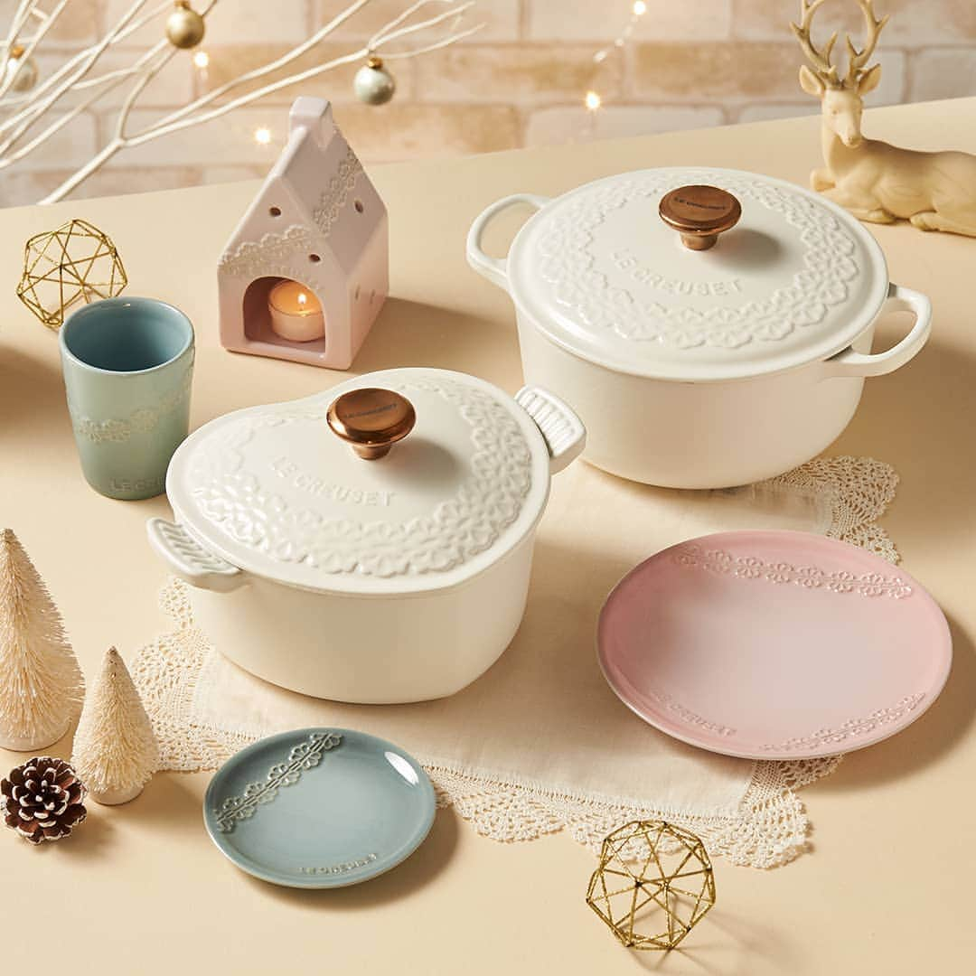 Le Creuset Japon　ル・クルーゼ ジャポンさんのインスタグラム写真 - (Le Creuset Japon　ル・クルーゼ ジャポンInstagram)「今年の「クリスマス コレクション」より発売の鋳物ホーロー鍋は、粉雪を連想させるマットなテクスチャーの「コットン」にレースレリーフが蓋の全面に施されたデザイン。ココット ･ ロンド（円形）とココット ･ ダムール（ハート型）の２種類の展開です。特別カラーのカッパーのツマミとセットになっており、気品あふれるエレガントな雰囲気が特長です。  #ルクルーゼ #lecreuset #ルクルーゼのある食卓 #テーブルウェア #キッチンウェア #食卓 #食卓グラム #豊かな食卓 #クリスマステーブルコーディネート #おしゃれ鍋 #クリスマス #クリスマスコレクション #ココットロンド #ココットダムール #ホーロー鍋」11月30日 18時43分 - lecreusetjapon