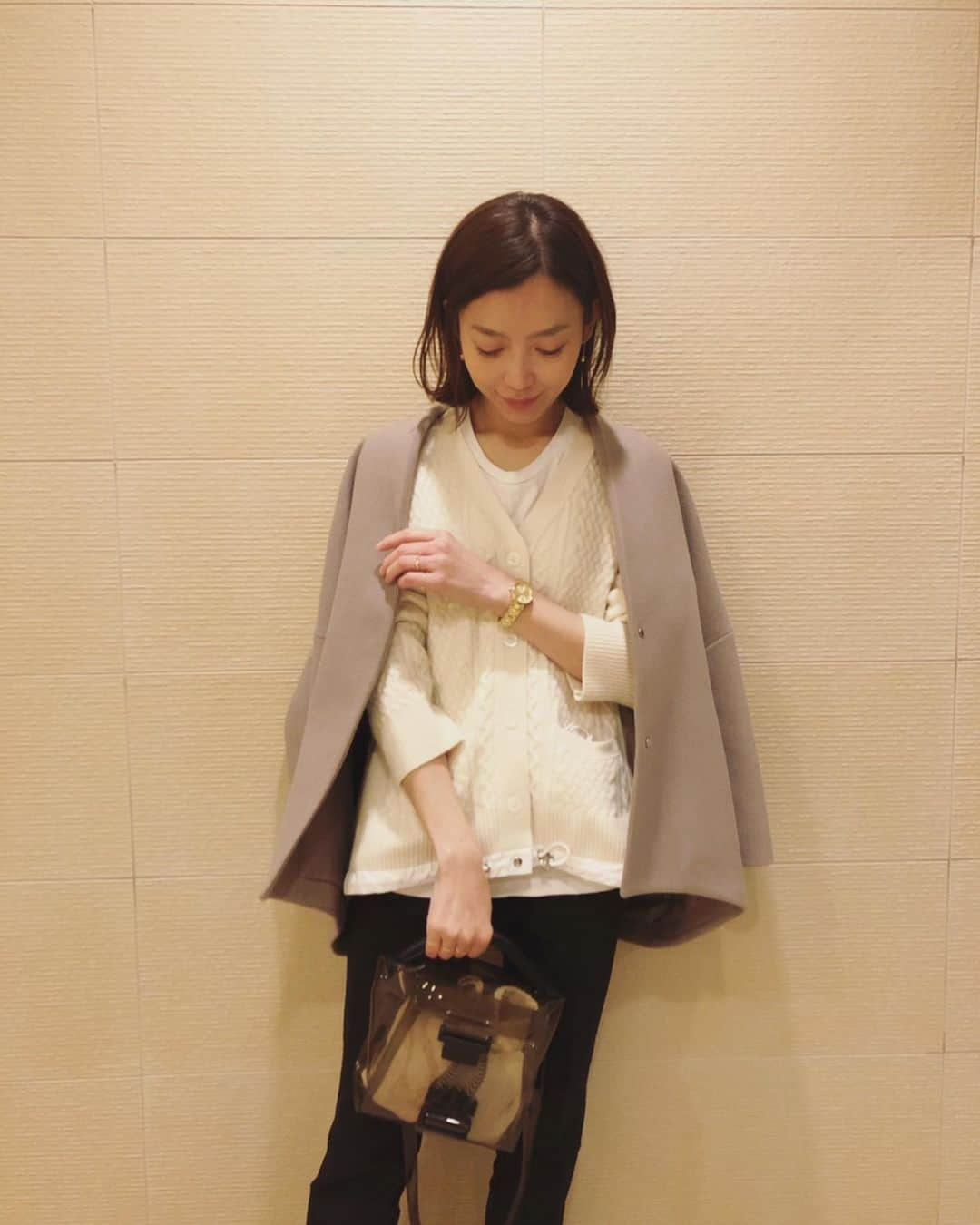 高橋まりなさんのインスタグラム写真 - (高橋まりなInstagram)「. coordinate◊*ﾟ 最近ホワイト✖️ゴールドが好き♡ 冬の白って可愛くて大好き🕊 . ⌚️ @danielwellington  🧥Banner Barrett 🥼sacai luck 👖zara 💼zucca . 明日から12月、、早いなぁ🎄 そろそろプレゼントを考えないと🎁 . . ダニエルウェリントンでは、2020年最大のDW Black Fridayセール中⚡️ 今日30日までなので最後のチャンス♡ 公式サイト→www.danielwellington.com/jp DW→http://www.danielwellington.com/jp 直営店舗にて最大50％OFF👏🏻 15％OFFクーポンコード【marina20】の併用もできるので是非使って下さい♡ . . #ダニエルウェリントン#DWブラックフライデー#腕時計#DWユニトーン#クリスマスプレゼント#ご褒美#coordinate#marinacoordinate#iconiclink#ICONICLINKUNITONE#PR#bannerbarrett#sacailuck#zara#zucca」11月30日 18時44分 - marina._.takahashi