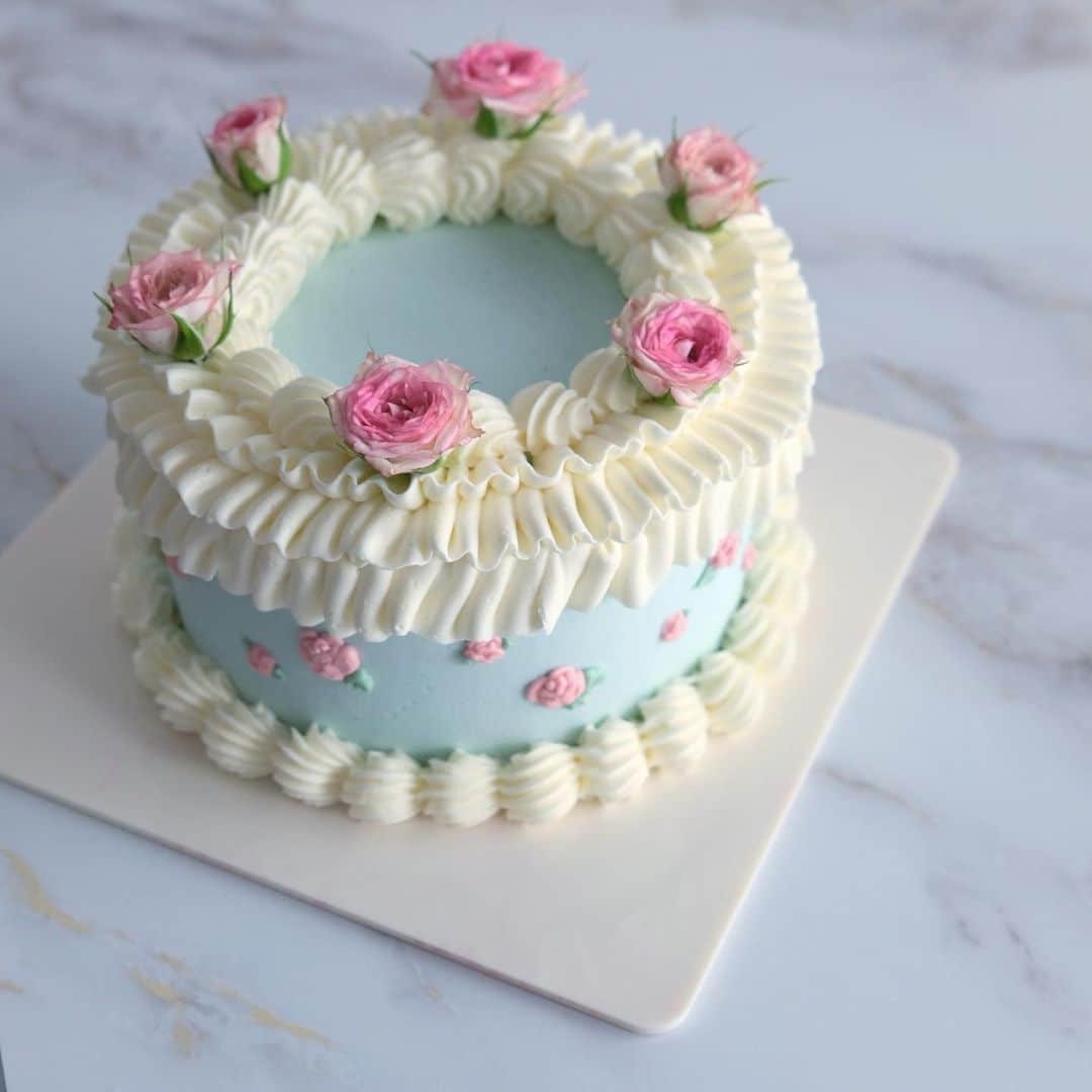 KUNIKAのインスタグラム：「One of my favorite color combination is baby blue and smoky pink and cream white🧊🌸☁️  #artofkunika」