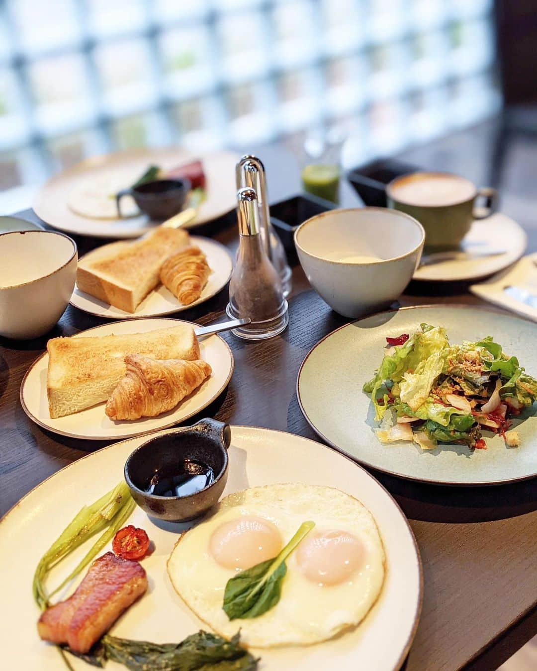 李 雨瀟さんのインスタグラム写真 - (李 雨瀟Instagram)「ちえみとhotel stay🤍 . 📍東京ベイ潮見プリンスホテル 2020.9.1に新しくopenしたホテルでまったりガールズナイトアウト🍷 オシャレなエントランスと お部屋もシンプルなのにプチラグジュアリーな洗面台で気分も上がりました🤍 . 朝ごはんもボリューム満点で美味しかったなぁ🥰 お風呂にゆったり浸かって 夜れお部屋で音楽聴きながらガールズトーク❤️楽しい時間だったなん❤️  @tokyobayshiomi_princehotel  . お洋服は @colony2139_jp の🤍 シャツワンピが可愛く色違いで購入。 実は夜と朝で同じアイテム着てるんだ😝 . . #yuxiaotravel #🇯🇵  #travelphoto #girlsnightout #princehotel #princehotels #tokyobayshiomiprincehotel #PR #tripgram #travelgram  #東京ベイ潮見プリンスホテル #プリンスホテル #ステイケーション #ワーケーション #女子会 #女子旅 #都内ホテル  #ワイン #ワイン好き #ホテル女子会 #コロニー #colony」11月30日 18時56分 - yuisho_ri