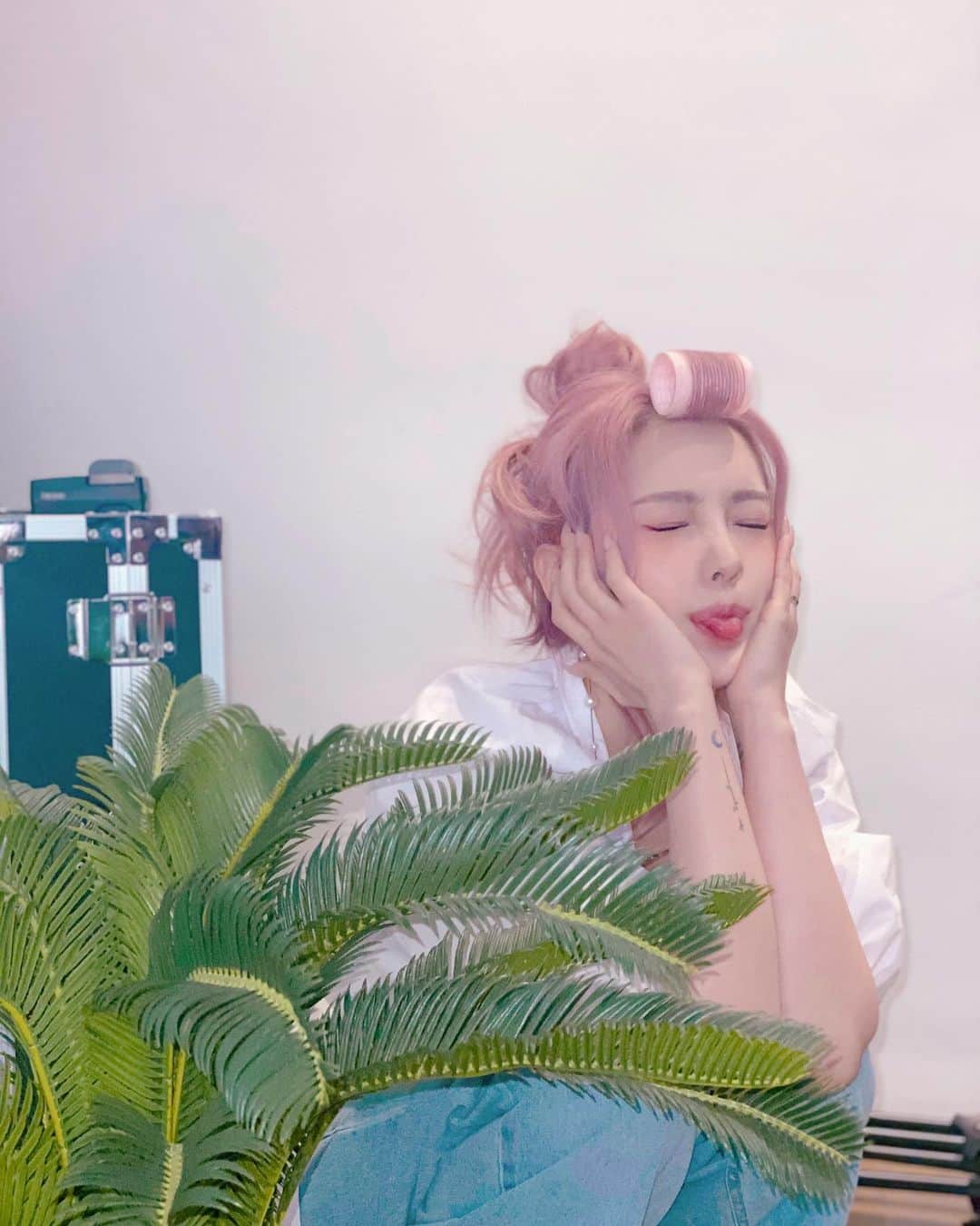 ポニーのインスタグラム：「인스타 색보정 컨텐츠 제작 중! 조금만 기다려 주세요🤍」
