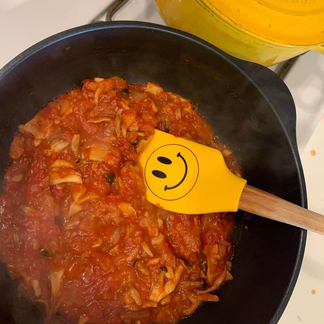 中島史恵さんのインスタグラム写真 - (中島史恵Instagram)「美味しいものが大好きで😊お陰様でお酒も頂ける体質なので（笑）😅基本食事に関しては制限等はしておらず『食事＆運動＆睡眠の規則正しい生活🌟』をシェイプUPガールズ時代から心掛けております。  が  やはり食べ過ぎてしまった時には『時々ヴィーガン❤️』。  でも食材のセレクトが難しく悩んでたところ、お友達の杉山絵美ちゃんがオイシックスさんとコラボでお家で簡単に創れるミールキットを創ってくれましたぁ🌟。早速私もお家でトライ🌟。説明書がかなり丁寧に書かれてるのでほんと嬉しい😊。  なんとオリーブオイルとお塩とお砂糖以外の材料はなんと全部このキットに入って届くので超楽ちん😊。  今回オリーブオイルは、あきらさんオススメのスペイン皇室御用達のオリーブオイル『オロバイレン』を使わせて頂きましたぁ。お野菜やお肉、お魚などなど…食材を更に生かせるようになんと贅沢に4種類もあるそうなんです！今回はお野菜とお米だったので黄緑の『オロバイレン』を使わせて頂きましたぁ😊。  今回はちょこまるバージョンで💜えみちゃんのヴィーガンの想いも❤️  『史恵ちゃん💜私がヴィーガンを知ったのは、実はすっごく小さい時なの。軽井沢でジョンレノンファミリーとご飯した時、皆様野菜ばかり食べててなんでフライドチキン🍗食べないのかなーって幼心に思ってました💦。その後、ヨーコさんとポールマッカートニーさんが『ノーミートマンデー』というのを唱えられてて、一週間に一度だけでもベジタブルデーにするだけで環境にも優しいいし、そして自分の身体にもいい事なんだよ😊ということを教えて頂いたんです。後でそれがヴィーガン（マクロビ）だと知ったのですが。』そのえみちゃんの想いから生まれたというストーリーも素敵ですよね💜😊。  oisixさんの『杉山絵美コラボヴィーガンミールキット🍅濃厚トマトシチュー🍅』で詮索してね！お値段も優しいですよん😊。  🍅杉山絵美コラボヴィーガンミールキット「濃厚トマトシチュー」 🍅価格:1,590円(2人前/別)   🍅Oisixの会員ではない方　 11月26日(木)午前10:00~12月3日(木)午前9:59 (新規購入者対象) お試しセットでお得になってるそうです！  URL:https://www.oisix.com/sc/sugiyamaemi_otameshi(新規購入者の商品購入先)   🍅Oisixの会員の方 11月26日(木)午前10:00~12月10日(木)午前9:59 https://www.oisix.com/shop.g6--tokushuu--vegan__html.htm?mi2=leftnavi (Oisix定期会員の商品購入先)   ⭐️オロバイレンのオリーブオイル購入はこちらです😊 https://buon-appetito.jp/  @emisugiyama530 @oisix  @purplecarrot_japan   #10minutescookingbyemi  #oisixと杉山絵美コラボ  #時々ヴィーガン  #oisix  #オイシックス #purplecarrot #パープルキャロット  #オロバイレン #スペイン王室御用達 #4種類のオリーブオイルを食材によって使い分け⭐️ #中島史恵❤ #52 #fumie52 #12月18日に最新写真集とDVD発売🌟 #12月19日には渋谷HMVにてサイン会予定してます！ #Amazonさんから楽天さん等主要サイトにて先行予約しております😊観てね💕」11月30日 18時49分 - fumielove0614