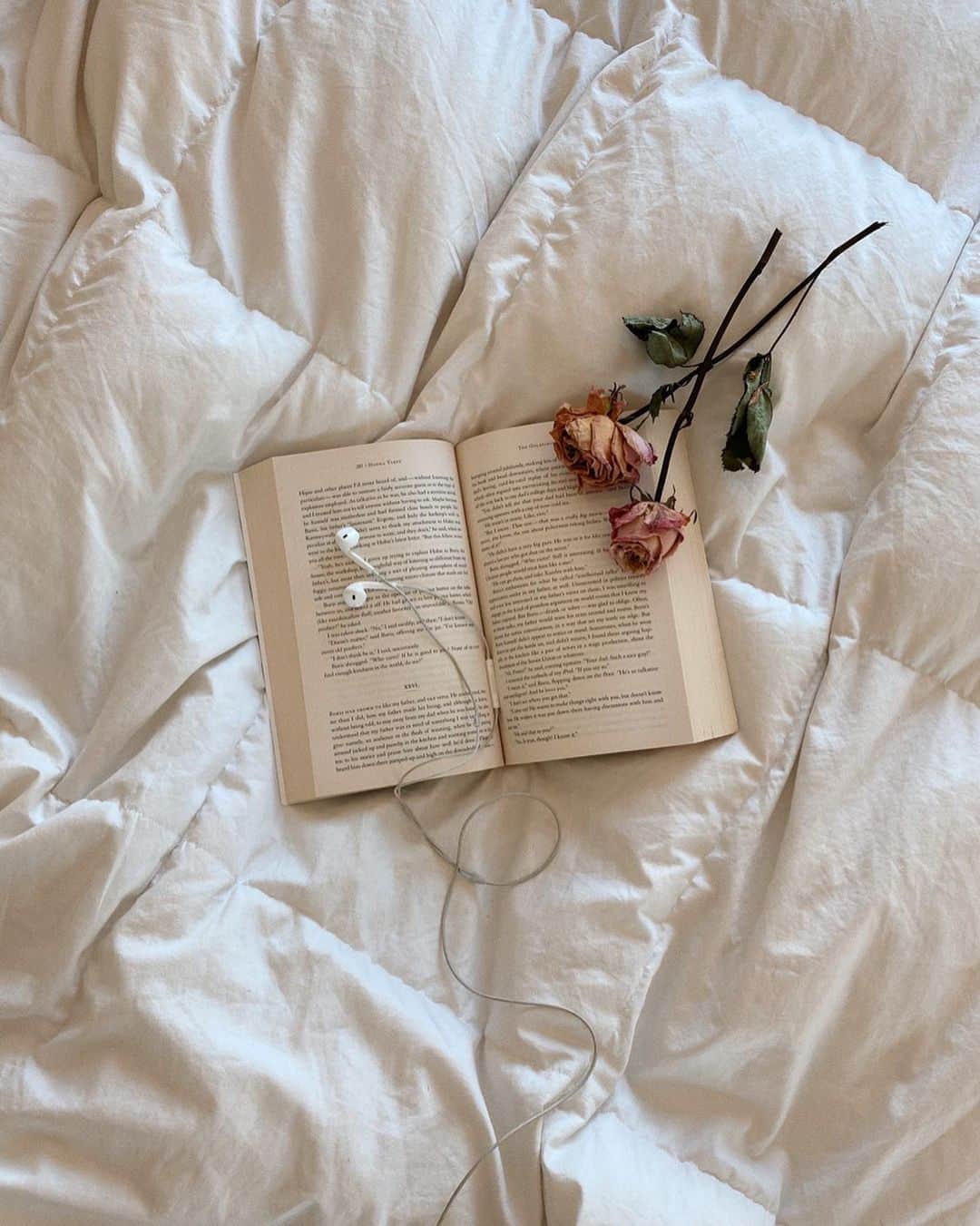 ジュリー・サリニャーナのインスタグラム：「What’s your favorite song/book atm? Share! 🥀」