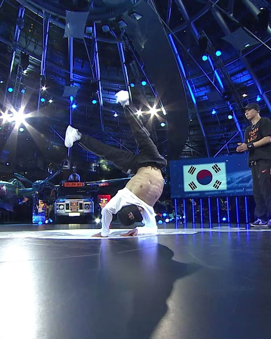 レッドブルのインスタグラム：「is it any wonder B-Boy Shigekix is your new @redbullbcone champion after that round 🤯  the competition was sky high at Saturday's World Final but @bboyshigekix was in his element, becoming the youngest EVER dancer to win the competition 🔥 catch the replay of the Red Bull BC One World Final 2020 on Red Bull TV via the ~link in bio~ #redbull #givesyouwiiings #redbullbcone #breaking #dance」