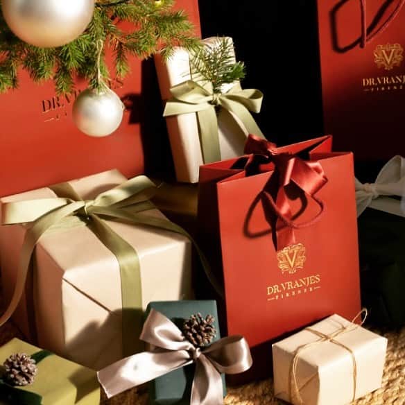 Omotecho Style Storeさんのインスタグラム写真 - (Omotecho Style StoreInstagram)「豊かな香りを、自分へのご褒美に……。大切な方への贈り物に……。  表町スタイルストアでは、イタリア・フィレンツェ発のフレグランスブランドDr.Vranjes(ドットール・ヴラニエス)、Christmas Gift 2020を数量限定にて、ご用意しております。  🎅🎄❄️🎁✨🌙.*·̩͙  #drvranjes #ドットール #ディフューザー #ルームフレグランス #🇮🇹 #christmas #2020 #gift #present #香りのある暮らし #happy #岡山 #表町 #セレクトショップ #omotechostylestore #表町スタイルストア」11月30日 18時55分 - omotechostylestore