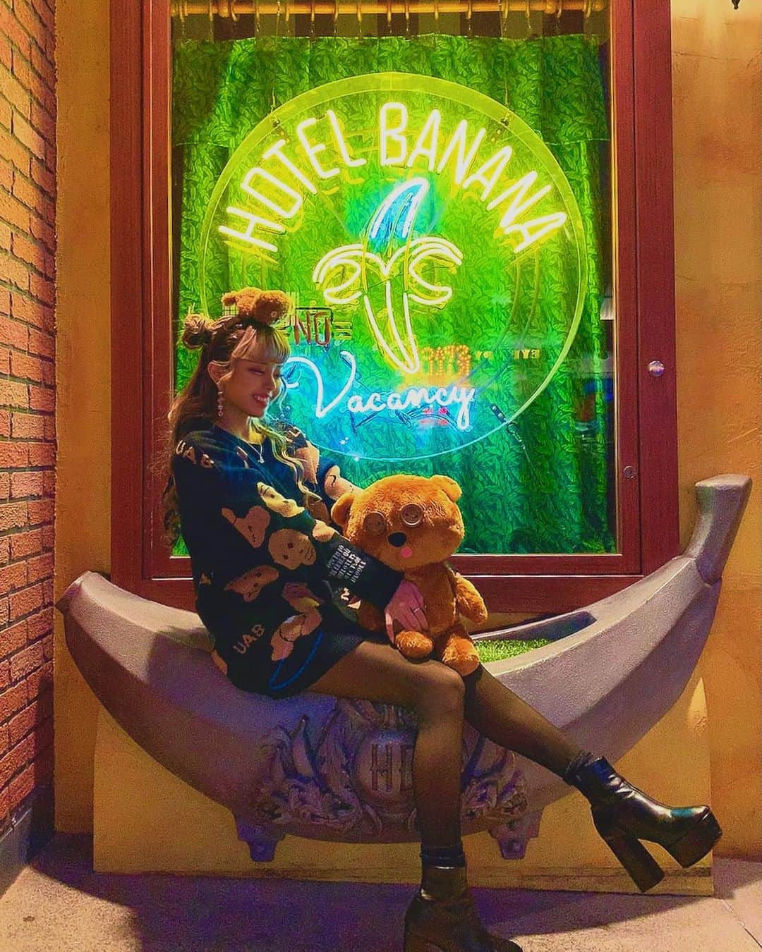 あんじゅのインスタグラム：「♡ ． ゆにばいきたい。 ． ．  #Burlesque #バーレスク #バーレスク東京 #大阪 #バーレスク大阪 #北新地 #六本木 #キャバ嬢 #ホスト #歌舞伎町 #ダンサー #bodymake #自発ください  #桃尻トレーニング #ビジネスギャル  #金髪女子 #ギャル #加工厨 #ジャニヲタ #美尻女子 #エロ可愛い #筋トレ女子 #撮影会 #雰囲気好きな人いいね #自撮り界隈 #1mmでもいいなと思ったらいいね #被写体  #ユニバ #ユニバコーデ #USJ」