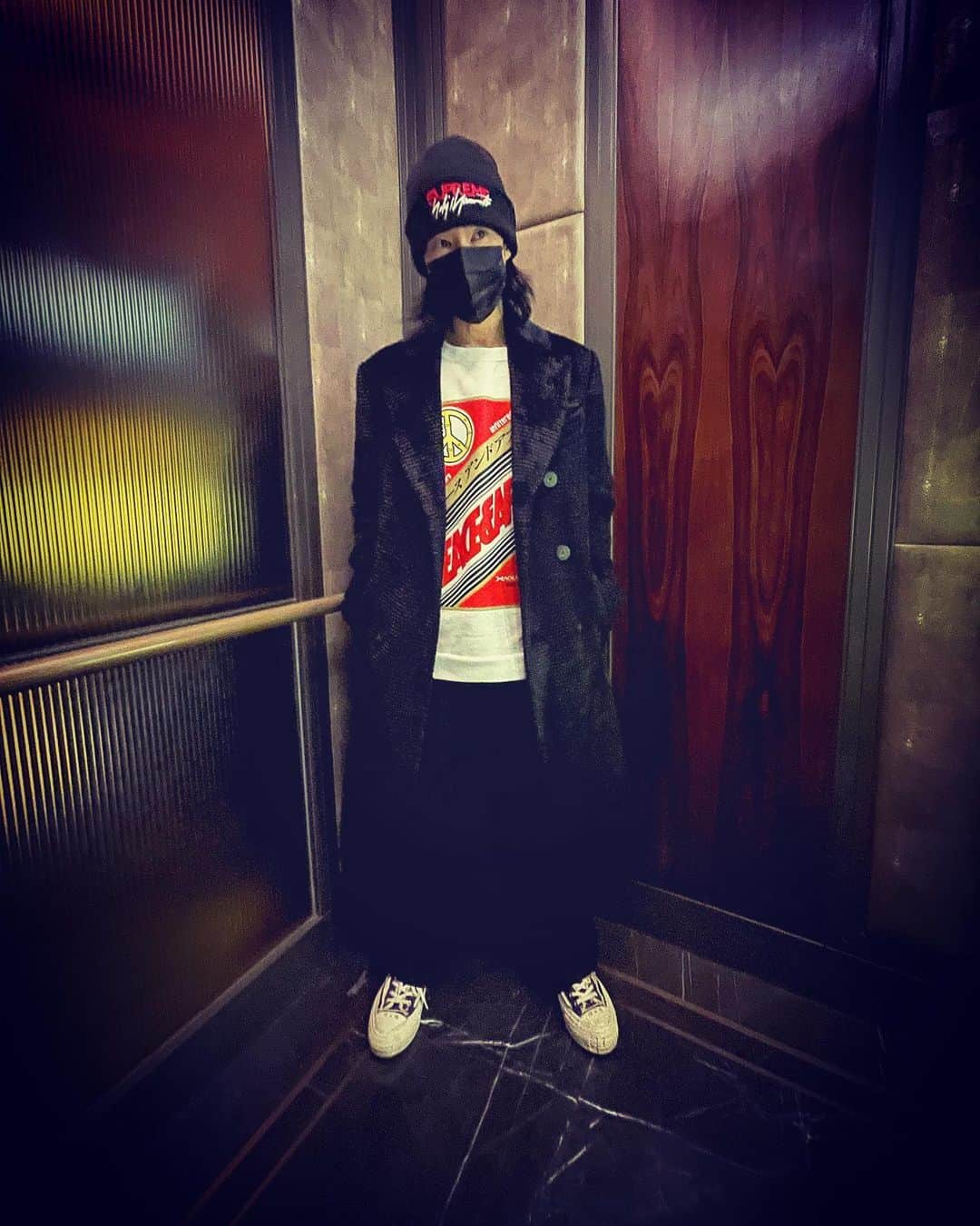 呉建豪のインスタグラム：「It’s a crapshoot every time I walk into the elevator and the air from inside the elevator blows on my face......😷🥸#Godbemyshield」