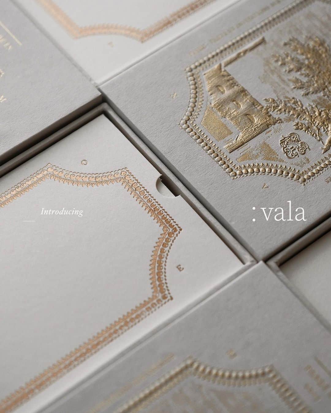 Veronica Halimさんのインスタグラム写真 - (Veronica HalimInstagram)「Introducing VALA  For those who enjoy the pleasure of liberty, Vala might be the perfect companion there is. Taking an unconventional form of a slot card, the set comes with a blank note for little love messages or jotting down your sunshine daydreams. Shelled in a case with gold foiled frame, you are free to exercise your prerogative to seal the notes with anything your heart desires : the name of your dearest recipient or a catch phrase that suits the occasion. The decision is yours and yours only.  Set of 10 cards and 10 envelopes  Available now from our online shop — #stationery #truffypi #stationeryset #wrapping #bespokestatioenry #paperlover #giftideas #calligraphy #calligraphypaper #veronicahalim」11月30日 18時59分 - truffypi