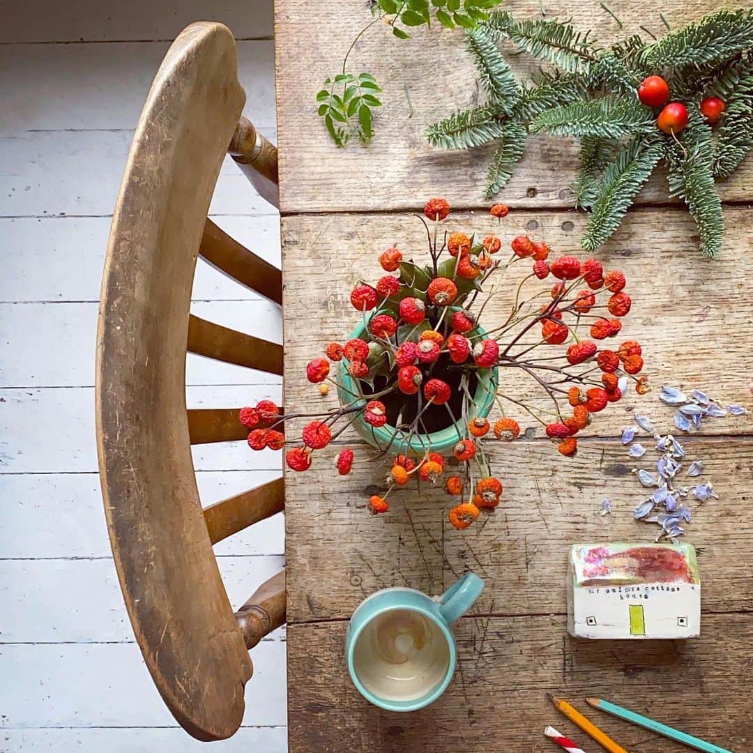 Tea and sittingのインスタグラム：「🎄🌿🌲** LAST DAY ** it’s the last day of the #onlineopenhouse today! It closes at midnight tonight! 🌲🎄 •••••••••••••••••••••••••••••••••••• 🔎 There’s a direct link to the shop in my bio and also through my Stories. And a massive thank you for all your amazing support and generosity over the last 3 weeks...it’s been such a joy sharing all the artists work!  ( on the table here  is a mug made by @holly_l_bell and an amazing wedding present ceramic house made for us by @amandabanhamceramics 🥰) •••••••••••••••••••••••••••••••••••• #shopindependent #shopsmall #brightonartists #artistsopenhouses #5ftinftable」