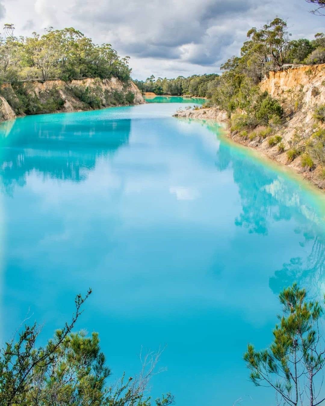 Australiaさんのインスタグラム写真 - (AustraliaInstagram)「Monday blues have never looked so good....💙 Welcome to @Tasmania's picturesque #LittleBlueLake, which @sharni_knibbs had the pleasure of enjoying all to herself recently. Originally a mine hole, this natural phenomenon in @visitnortheasttasmania reflects a vivid aqua blue colour due to a mix of minerals in its base ... and we can assure you that the colour really is that incredible in real life. Literally the definition of a #hiddengem, you'll find the lake nestled into the #Tassie wilderness between #Derby and #Gladstone, where the photo opportunities are 10/10! 📸 For more insta-worthy sights in #Tasmania, see the link in our bio. #seeaustralia #discovertasmania #LittleBlueLake #holidayherethisyear」11月30日 19時00分 - australia