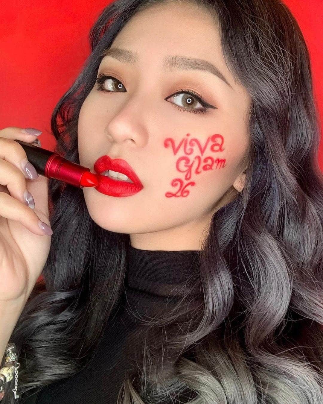 M·A·C Cosmetics Hong Kongさんのインスタグラム写真 - (M·A·C Cosmetics Hong KongInstagram)「趁聽日世界愛滋病日，一齊發送VIVA GLAM 愛心力量♥️ 自拍你嘅VIVA GLAM 26週年版唇膏放上社交網，令更多人關注受愛滋病影響嘅人士權益。一同以唇膏為記傳遞愛，宣揚VG精神！  💄 M·A·C堅持將每支售出嘅VIVA GLAM唇膏100% 零售價，全數捐贈不同慈善團體，幫助及維護社會弱勢女性和少數社群的健康及權益。  Product mentioned: VIVA GLAM 26 Lipstick in Bright orangey red (Matte) VIVA GLAM 26唇膏 橘紅色調 (啞光) - HK$160 #VIVAGLAM #MAC傳達愛 #MACCARES #MACHONGKONG #Regram from @natyy_mua   Tomorrow is the World AIDS Day, take the chance to show your VG spirit by taking on the challenge: ♥️ Take a selfie with your VIVA GLAM 26 Lipstick and show your support to the great cause! Act now and pay it forward!  💄When you purchase a VIVA GLAM lipstick, 100% of the selling price goes toward precaution and treatment to help people living with and affected by HIV/AIDS.」11月30日 19時00分 - maccosmeticshk