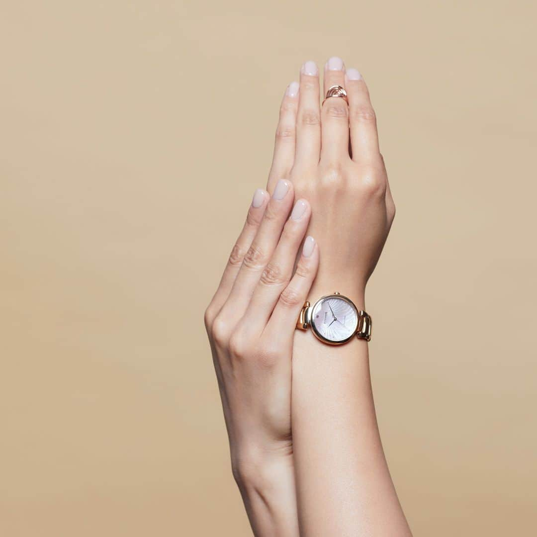 citizenlwatchさんのインスタグラム写真 - (citizenlwatchInstagram)「The gentle rose gold color of the watch matches your favorite nail color.⁣ 　⁣ 時計やリングなどのアクセサリーに合わせ⁣ ネイルもぬかりなく。⁣ 　⁣ 手元のお洒落にこだわって⁣ より一層魅力的な大人の女性に。⁣ 　⁣ 地球のような神秘的な美しさをあなたに。⁣ ∵∵∵∵∵∵∵∵∵∵∵∵∵∵∵⁣⁣⁣ A beautiful future based on brave choices.⁣⁣⁣ ㅤ⁣⁣⁣ ▸model⁣⁣ EM0853-81Y⁣ ㅤ⁣⁣⁣ Link in bio @citizenlwatch⁣⁣⁣ ∵∵∵∵∵∵∵∵∵∵∵∵∵∵∵∵⁣⁣⁣ #Citizen #CitizenL #CitizenLwatch #citizenwatch #sustainablewatch #ethicalwatch#ethicalootd #ethicalbrands #fire #ethicalbrands #ethicallymade #fashionwatch #sustainablefabrics #ethicalclothes #ethicalsourced #sustainable #watchofinstagram #sustainablymade #ethicalfashionbrand #ethical #ethicalluxury #エシカル #手元くら部 #エシカルファッション #エシカルライフ #シチズン #シチズンエル #サスティナブル #エシカルジュエリー #手元コーデ」11月30日 19時01分 - citizenlwatch