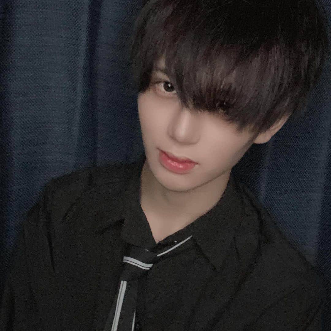 ハリスさんのインスタグラム写真 - (ハリスInstagram)「前髪下ろしても愛して下さい  #黒髪 #マッシュ男子 #tiktok #黒コーデ #雰囲気 #雰囲気好きな人いいね #いいねした人で気になった人フォロー #美男美女と繋がりたい #自撮り」11月30日 19時02分 - harisu3640