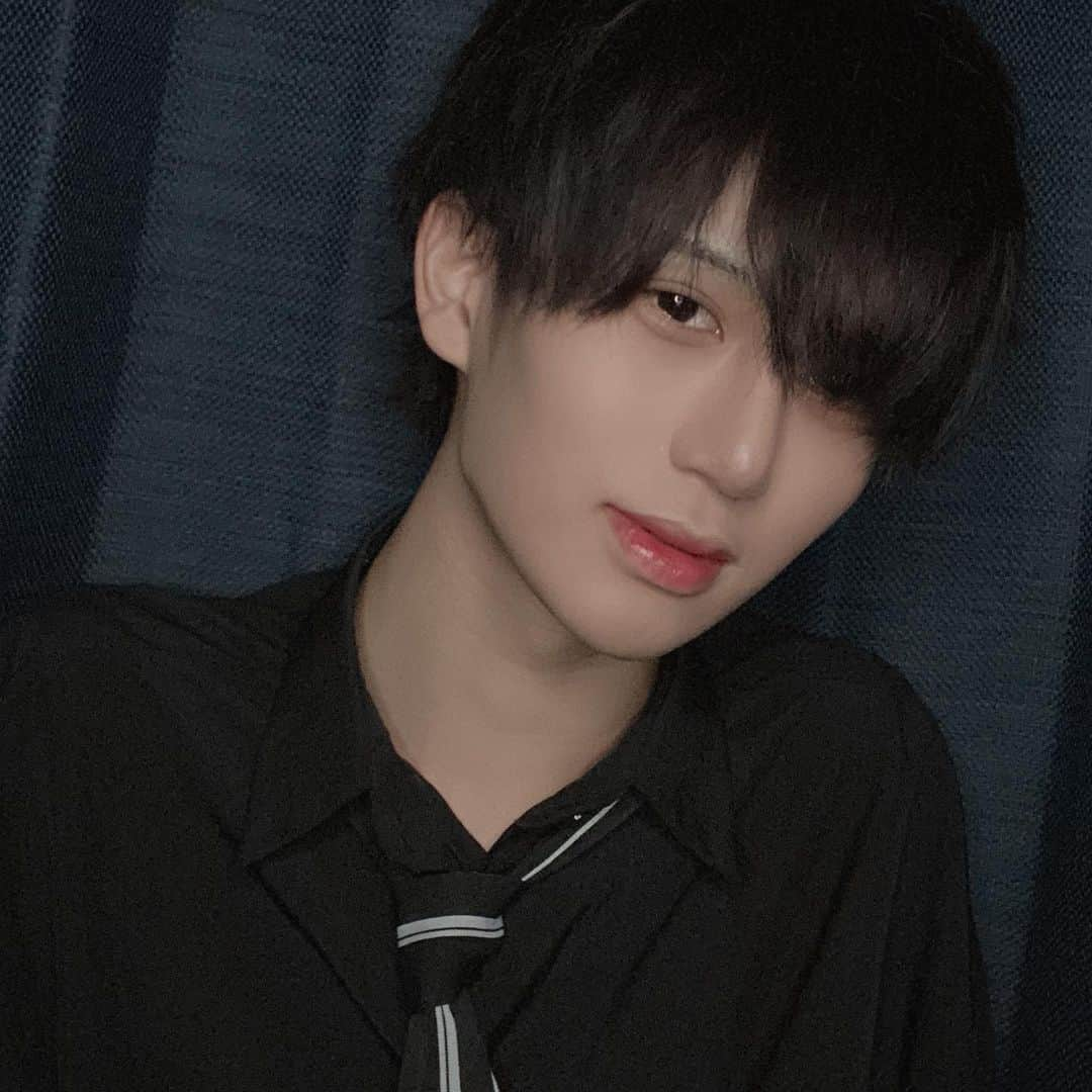 ハリスのインスタグラム：「前髪下ろしても愛して下さい  #黒髪 #マッシュ男子 #tiktok #黒コーデ #雰囲気 #雰囲気好きな人いいね #いいねした人で気になった人フォロー #美男美女と繋がりたい #自撮り」