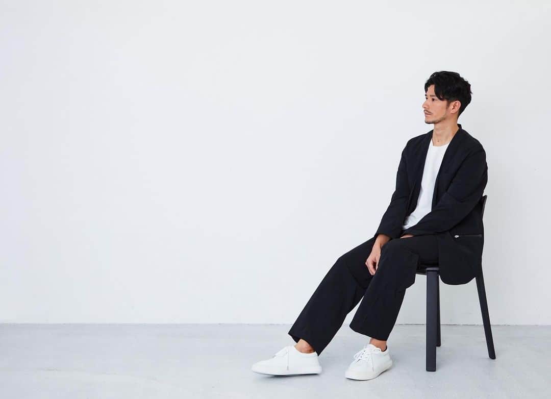 楠ダニエルのインスタグラム：「Makuakeで先行販売中の﻿ トランスフォームスーツの撮影をしてきました😎﻿ ﻿ 伸縮性はもちろん、﻿ 驚きの機能性でびっくりでした😅笑﻿ ﻿ 気になる方は﻿ 「トランスフォームスーツ」で﻿ 検索してみてくださいね😊﻿ ﻿ コピペできなく残念ですが、﻿ 一応リンクはこちらです👇﻿ ﻿ https://www.makuake.com/project/transform-suit/﻿ ﻿  ﻿ ﻿#スーツ#スーツ男子 #ビジネススタイル#お仕事コーデ  #シンプルコーデ　#ビジネスカジュアル  #オフィスカジュアル #オフィスコーデ #suits  #model#male#freemodel #メンズモデル#フリーモデル #freelance#photo  #フリーランスモデル#笑顔#モデル#撮影　#workout #hot#shootingday #japanese #studio」
