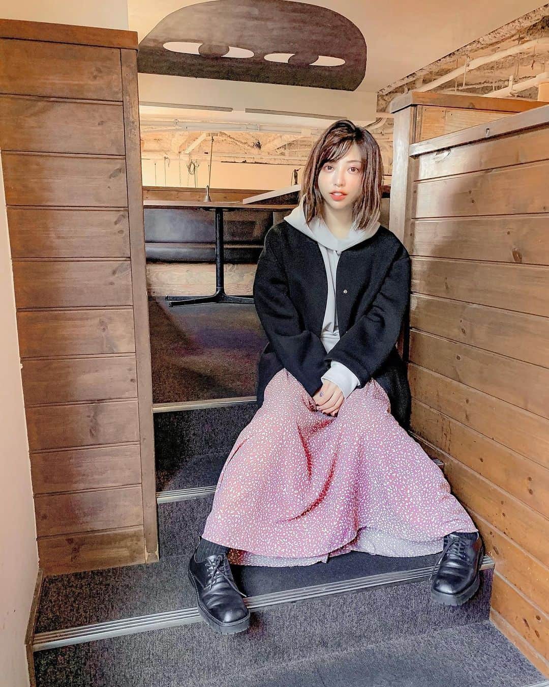 和希詩織のインスタグラム：「#🧥　#ootd #ootdfashion  . . . AmazonでTHE SHOP TKのノーカラーコートを購入したよ🧥✨ . . 暖かいのにめちゃくちゃ軽いの‼️ 軽すぎて着心地よき👌 冬ってアウターで肩こりそうになるから軽いのめちゃくちゃイイ🌟 . . . 今❣️12月1日までAmazonFashionがサイバーマンデーのセールでお買い得になってるかららしい👀✨ . . . 他のコートとかワンピとか安くなってたから冬服新調しょうかなぁ〜🤤✨ . . . 新しい服着るとワクワクするよね😋 このコートにコーディネートできるブーツとかワンピースを買っちゃおうかな。 . . . . . . . . @amazonfashionjp  #ノーカラーコート #あったかコーデ #amazonで発見 #Amazon #サイバーマンデー #CyberMonday #アマゾン#アウターコーデ #軽量#ふっかる#エシカルファッション #エシカル#PR #amazonfashionjp」