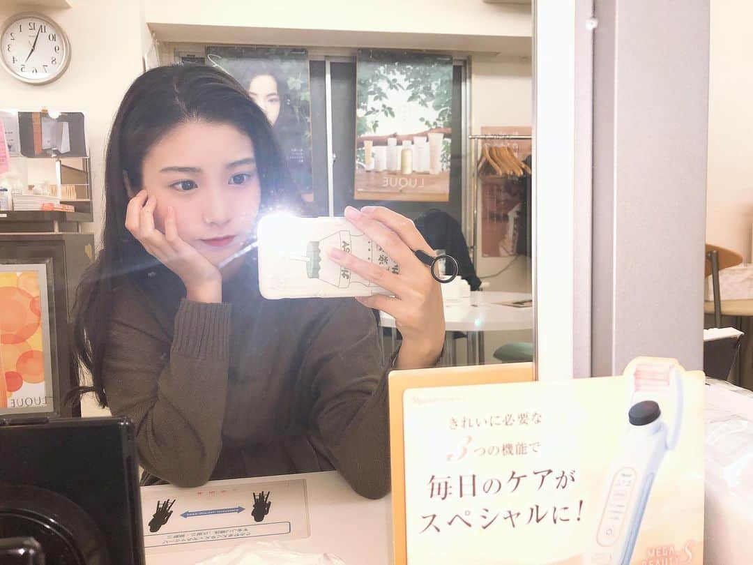 のインスタグラム：「友にフェイシャルエステ してもらって来たのである  まだ友は研修中だけど本格的になってきてて、気持ちよくて寝た😴  友がやってなかったらエステとか行ってないな〜！アリガト  auスマートパス会員なのにまだauマンデー使えてないorz  #エステ #フェイシャル #お友達」