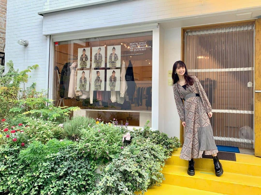 宮崎由加さんのインスタグラム写真 - (宮崎由加Instagram)「🏡ADIRA POP UP🏡﻿ ﻿ ﻿ 11月28日.29日の2日間﻿ 原宿で私がプロデュースをしている﻿ @adira_tokyo のポップアップストアを﻿ 開催しました💐❤︎﻿ ﻿ 2日間本当にたくさんの方に﻿ 来ていただけて嬉しかったです！！﻿ ﻿ ﻿ プロデューサーってどこまでしてるの？﻿ って質問を頂いたりしますが、、、﻿ ﻿ 一からデザインを下手だけど絵で描いたりもするし﻿ (そのあとデザイナーさんに清書してもらいます笑)﻿ 生地も実際に触ってたくさんの中から決めたり﻿ ロゴの位置や文字の太さ、間隔なども決めています。﻿ ﻿ もちろん私一人でやっているわけではなく﻿ ADIRAのスタッフさんにたくさん頼って﻿ 一つのチームとなって﻿ 一緒に試行錯誤しながら作っています👗﻿ ﻿ たくさん愛を込めてつくったお洋服を﻿ 皆さんが手に取って着てくれる事が﻿ 本当に嬉しくてたまらないです。﻿ ﻿ 大好きなお洋服に関わるお仕事ができて﻿ 幸せです☺️☺️﻿ ﻿ ﻿ こんな時期でいろいろと﻿ 制限がある中のイベントでしたが﻿ 全員がルールを守って行動してくれて﻿ 無事終えることができました。﻿ 本当にありがとうございました！！﻿ ﻿ 今はネット販売のみですが﻿ ポップアップもまた出来きたらいいな。﻿ ADIRAで叶えたい夢はまだまだたくさんあります。﻿ が、まだ自分の中で熱々とあっためておきます😛﻿ ﻿ これからもさらにたくさんの方に﻿ 愛されるブランドになれるよう頑張ります！﻿ 2日間ありがとうございました❤︎﻿ ﻿ ﻿ #宮崎由加 #adira  #adira_tokyo  #アディラ　 #ポップアップストア #原宿　#popupshop  #popupstore #harajuku」11月30日 19時08分 - yuka_miyazaki.official