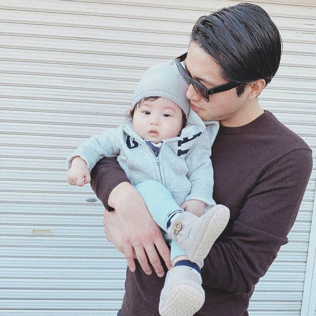のインスタグラム：「. . . 毎日Babyの取り合い🤭❤️ 旦那がBabyにメロメロすぎw . .  #第一子 #ベビーフォト #ママファッションプチプラ #イクメン #ootd #ootdfashion #fashion #子育て #男の子コーデ #ママ #産後 #ママファッション #子育てママ #プチプラ #プチプラコーデ #ママコーデプチプラ #ママコーデ #maternityfashion #ベビー服 #お洒落 #今日のコーデ #今日の服 #令和ベビー #男の子baby #生後9ヶ月 #babyfashion #boy #赤ちゃん #9ヶ月 #男の子ママ」
