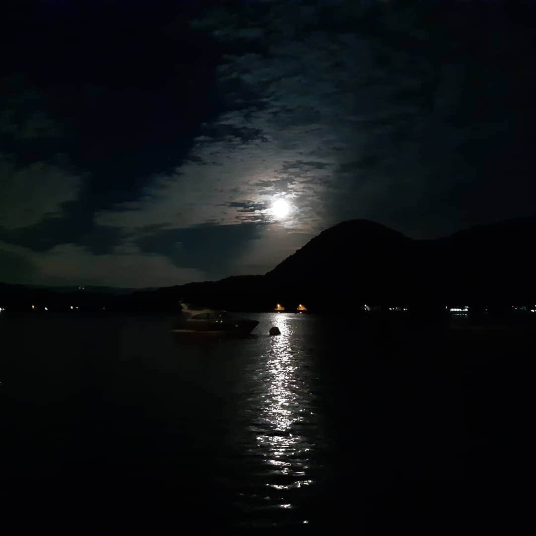 AWASHIMA HOTEL 淡島ホテルさんのインスタグラム写真 - (AWASHIMA HOTEL 淡島ホテルInstagram)「月明かりのきれいな夜です。 ホテルからみる景色は海に映る月もまた道しるべのようにゆらめいていて神秘的です。  #fullmoon🌕  #wyndhamgrandawashima  #wyndham #numazu  #hotel」11月30日 19時10分 - awashima.hotel