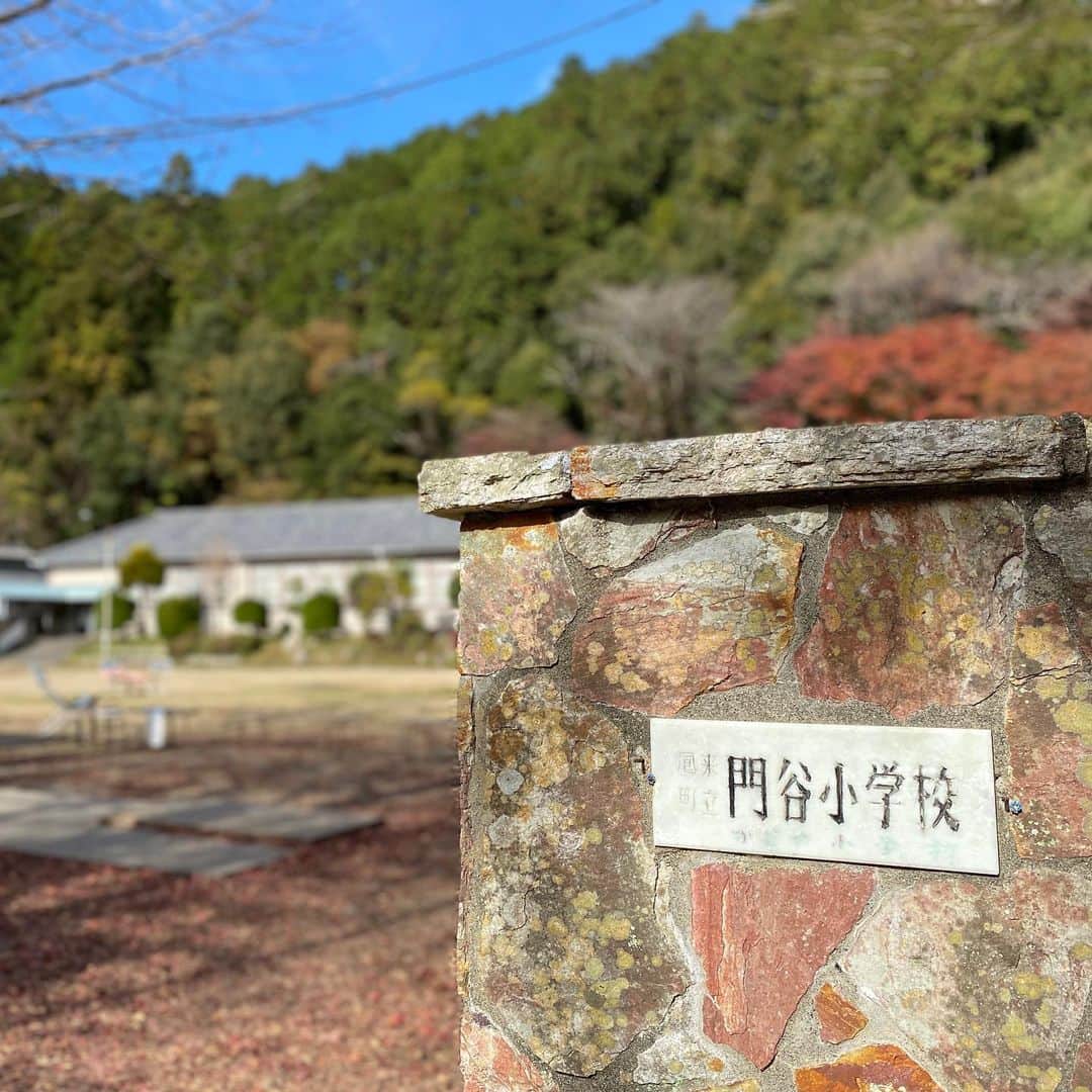 イレーネのインスタグラム：「2020年色々あったけれど この場所と出会えて本当に良かったなと思う... . 今日はバッタリ　@hitotokitommy @firsthand_hitotoki さん達に遭遇し「また来てる！」と来すぎ説を指摘されました😂 . だって居心地良いんだもの。みんなが思い思いの時間。パンをつまみながら。コーヒーいただきながら。お散歩しながら。たまたまお話した人と盛り上がったり。 . どの時期に来ても、その時にベスト更新してくる  #イレトリップ  #新城市  #旧門谷小学校  #廃校  #愛知県  #奥三河  #lapinetpain  #japan  #地産地消  #コーヒー  #朝ドラエール  観てないから分からないけれど...ロケ地だそう」