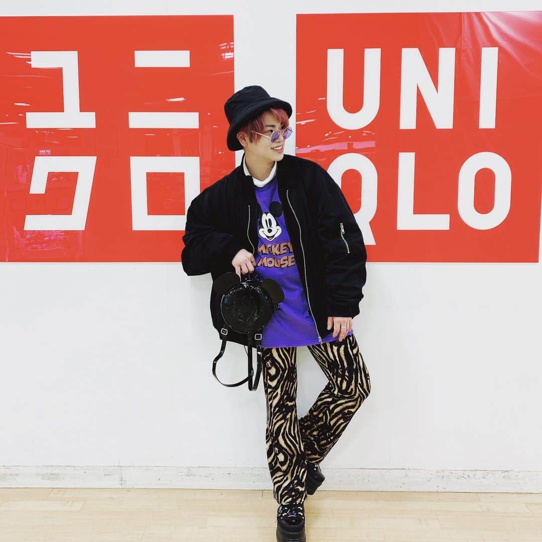 河崎良侑のインスタグラム：「👾mickeyコーデ👾  完全ディズニーに行く人。  中のタートルネックは、 UNIQLOです。  #mickeymouse  #fashion  #code」
