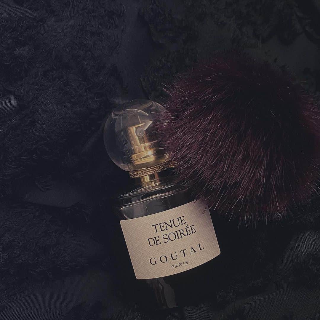 IA（アイエー）さんのインスタグラム写真 - (IA（アイエー）Instagram)「❤︎ 夜、フレンチに行く。 黒のイブニングドレスとワインレッドの口紅 私まだ若いけど、もうバカじゃないワ。 デザートは貴方ヨ。  この香りはワンプッシュでセクシーな気持ちになるの。試して見て。 私の一番好きな特別な香水。」11月30日 19時15分 - iaiaiaz5