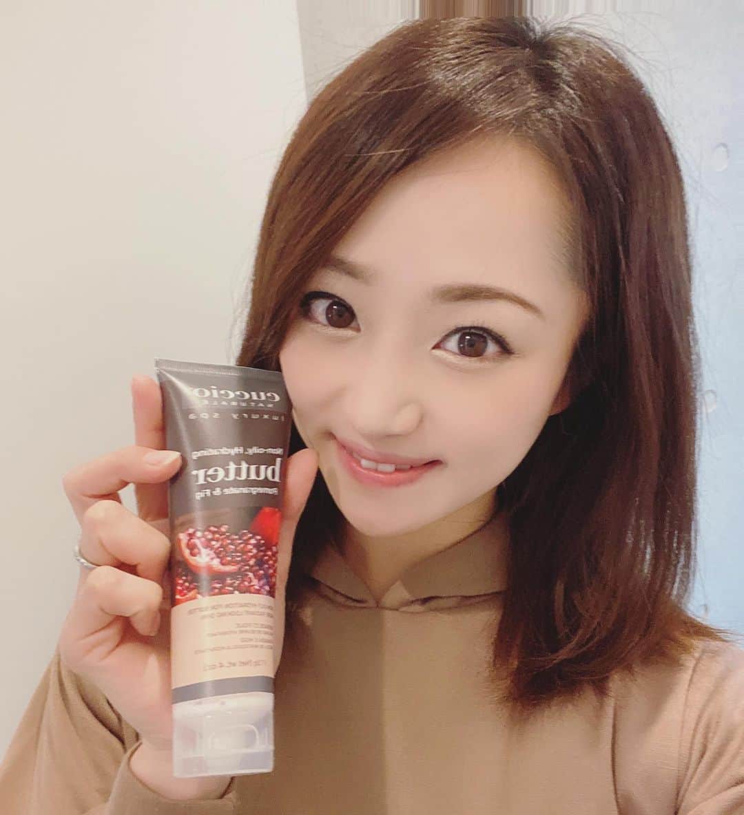 葵ゆりかのインスタグラム：「@cuccio_japan のボディークリーム❤️ すごくいい香り！！ 保湿効果も抜群だよ✨  #保湿ケア #角質ケア #クシオ #クシオバターブレンド #クシオバタースクラブ」