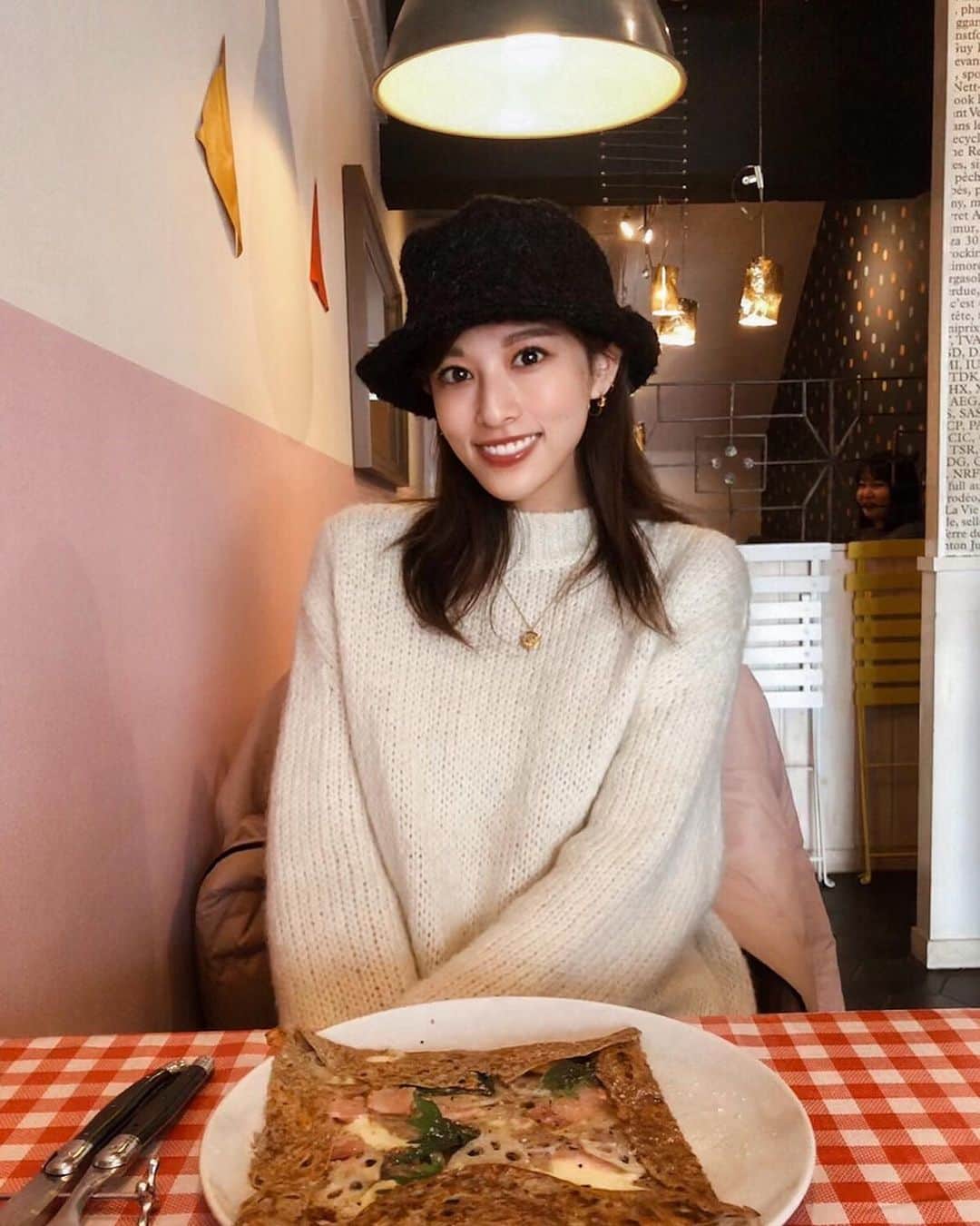 吉岡結紀のインスタグラム：「✐☡ ・ よく行くクレープ屋さん🇫🇷💛 ガレットもクレープも絶対両方食べます☺️ キャラメル×バナナ×シナモン は無敵。🥴 ・ #crepes #galette #eating #cafe  #今年の冬はたくさん帽子かぶりたい」