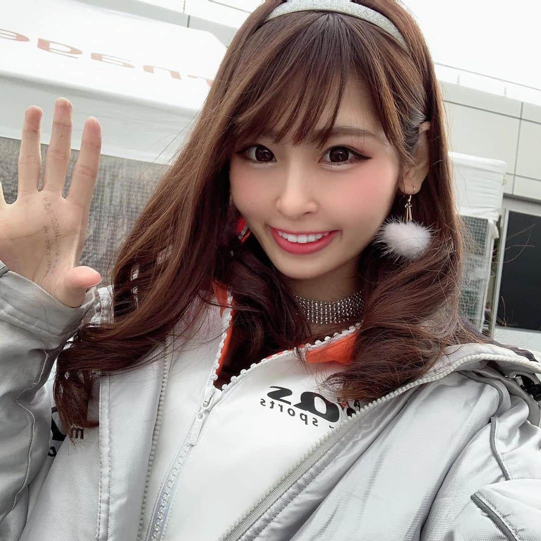 ひなぴーまるのインスタグラム：「富士スピードウェイsuperGT300最終戦無事終了致しました🏎明日以降続きUP載せますねお待ちを😇 まだ土日の事沢山話しますねーー？！ 手に書いてある文字は気にしないでwwサーキット山の夕日綺麗だったな⛰  #レースクィーン  #rq  #superGT」