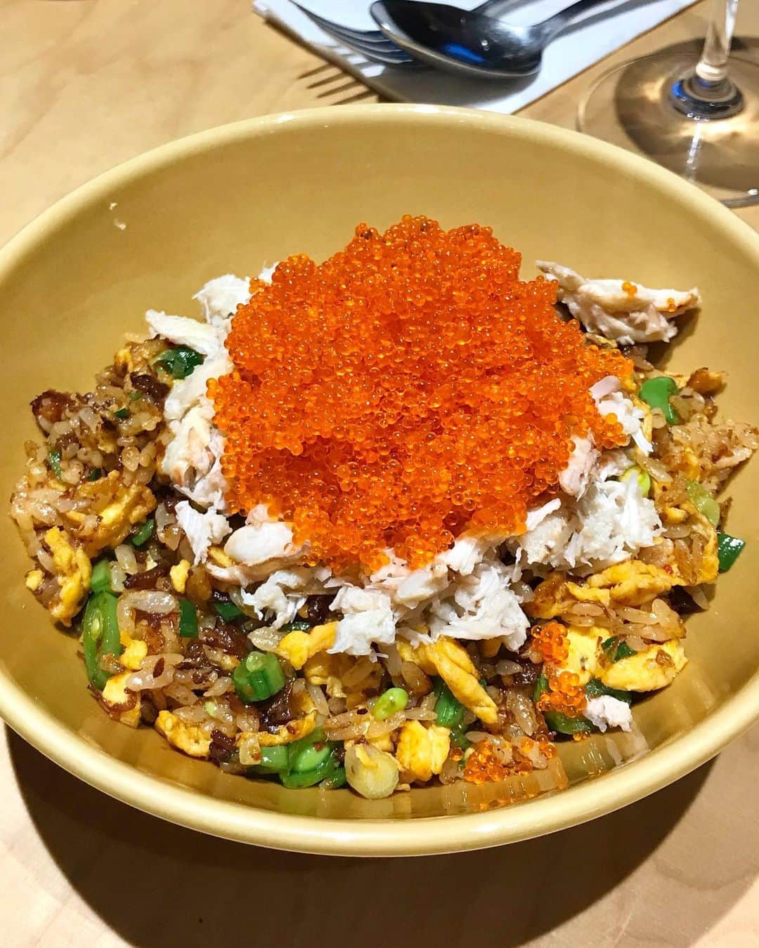 Li Tian の雑貨屋のインスタグラム：「It does feel like a prelude to Christmas feasting with a table of good food and most importantly great company. This XO crab fried rice was our unanimous favourite, followed by the Chicken Karaage.」