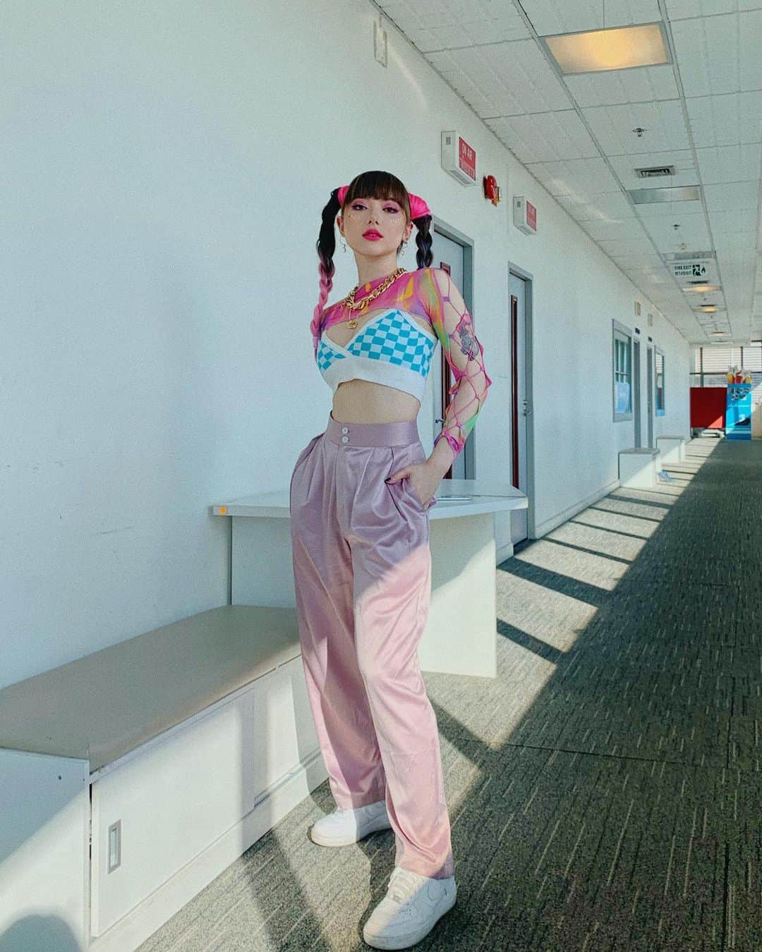 ヤンニーン・ワイゲルのインスタグラム：「Miss me? ;)  Hair & makeup: @poon8888  Styling: @s.spritenarakza」