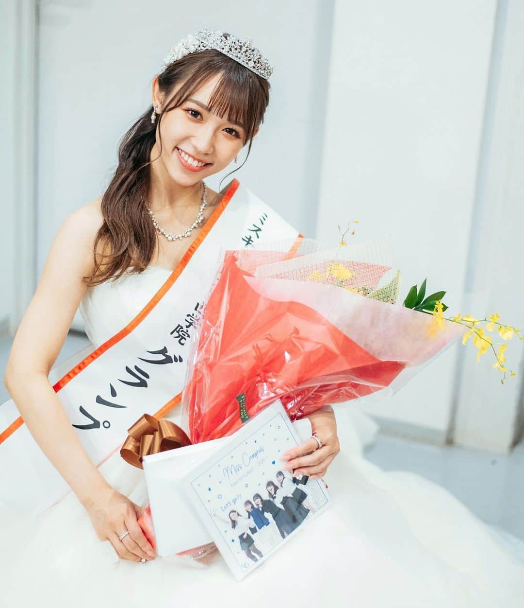 のインスタグラム：「まだまだ余韻に浸っています…  この3ヶ月間、本当に沢山の方に支えていただいたなと。  いつも応援してくださったファンの皆さん。 皆さんの応援があったからこそ 私は最後まで自分らしくやりきることができました。 SNS企画で沢山の1位をいただけたのも グランプリという称号をいただけたのも 全てファンの皆さんのおかげです。 投稿や配信のコメントで、毎日のように 応援コメントを送ってくださり、私はいつも励まされていました。 皆さんが本当に大好きです。 これからも応援よろしくお願いします。  そして、実行委員の皆さん。 同じ学生とは思えないくらいテキパキと仕事をこなしていて、 それであって常に私たちファイナリストを第一に考えてくださっていて。  コロナ禍という厳しい状況の中で、 色んな規制があり思い通りにならない事ばっかりだったにも関わらず、 何とかファイナルイベントを無事に開催させようという気持ちで 私たちが知らない所で沢山動いてくださっていて。  ミスキャンパス関西学院2020を 共に作り上げる事ができて本当に幸せです。  ファイナリストに選んでいただき 本当にありがとうございました。  とりあえず今回はこの辺で…😌 長々と読んでくださりありがとうございました」