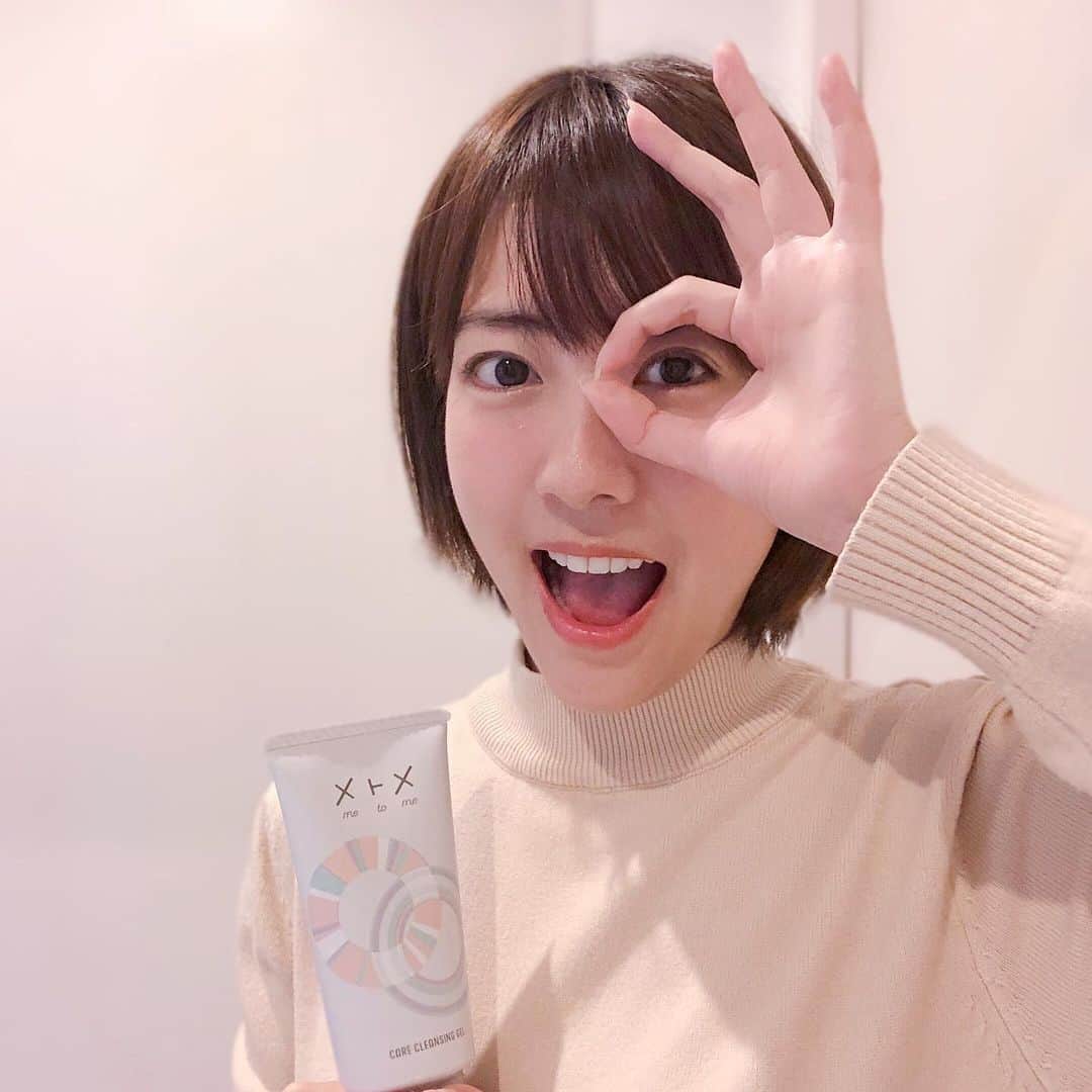 うえむらちかのインスタグラム：「今日のオススメの#cosmetichika は👀﻿ コンタクトレンズメーカーが作ったアイケア発想の"目にも、肌にも優しいクレンジング"﻿ ﻿ マスクメイクが増えて﻿ アイメイクをしっかりする機会が増えたので﻿ 目に特化したクレンジングはないかな？と探していたのですが…﻿ ﻿ こちら発見💁‍♀️﻿ ﻿ #マツエクOK﻿ #濡れた手OK﻿ #W洗顔不要﻿ #フローラルフルーティの香り﻿ #目にしみない﻿ ﻿ ﻿ メイクのポイントとして欠かせない「目」に注目した「低刺激処方」の目元に優しいクレンジングだから、﻿ 普段クレンジングが合わない人にも﻿ 植物由来の美容成分配合でおすすめでした👏﻿ ﻿ ﻿ #メトメ﻿ #クレンジングジェル﻿ #クレンジング﻿ #メニコン﻿ #meniconfan﻿ #目に優しい﻿ #目にしみない」