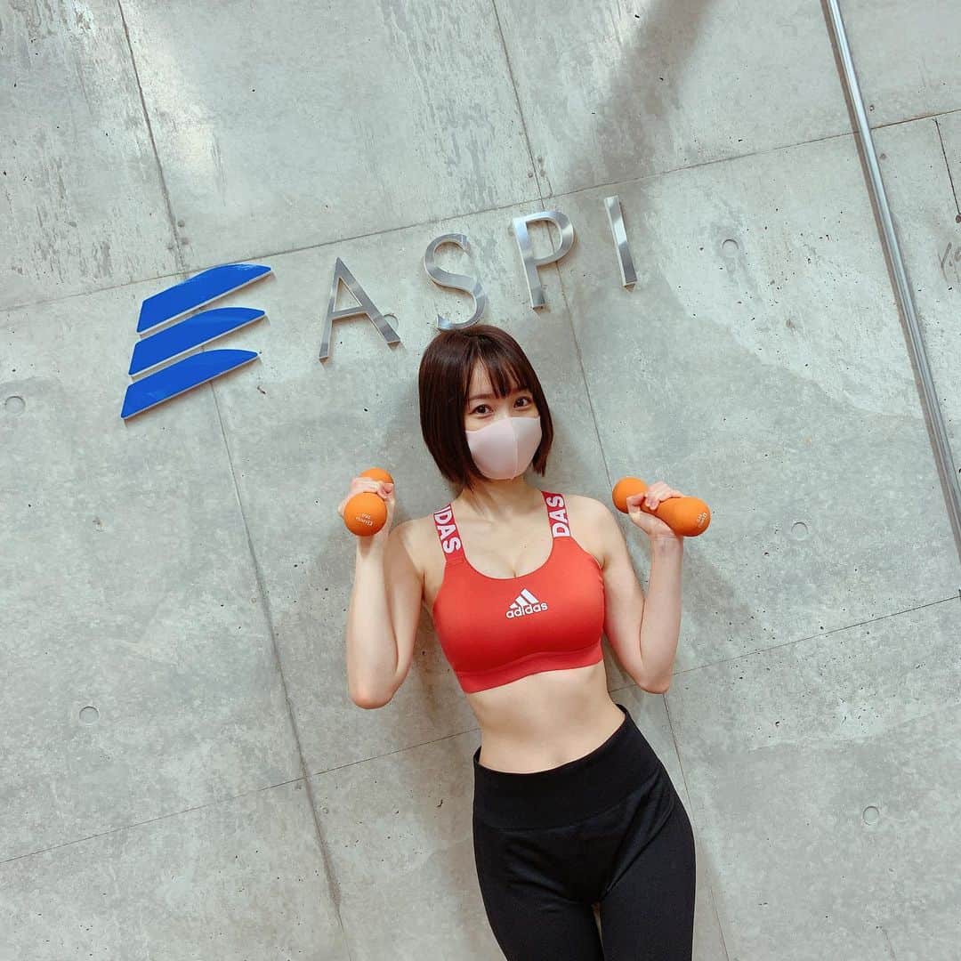 さくまみおのインスタグラム：「いつも独学だったけど、YouTube始めていっぱい質問いただくようになったし1回プロにしっかり見てほしいなとパーソナルトレーニングを始めてみましたᕙ( ˙-˙ )ᕗ✨ くま子(@ruikumae )が紹介してくれた！ありがとう🧸♡  あ！ちなみにDMで人差し指のツッコミが殺到したけれどわざとなのよぅ😂小指側を意識することでちゃんと背中の筋肉に効くように「ゲッツで持って」って言われてポカン( ˙꒳​˙ )？てなった(笑)  #ASPI#アスピ#アスピアンバサダー#ジム#パーソナルトレーニング #ボディメイク#美ボディ研究部#部長頑張る」