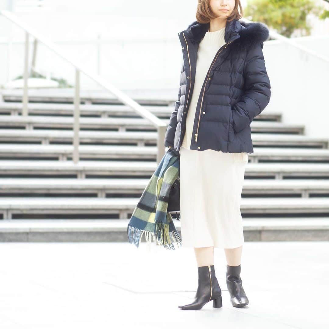 INDIVIのインスタグラム：「- recommend coat items -﻿ ﻿ ﻿ 毎年ご好評いただいている細見えが叶うダウンコート。﻿ 控えめな程よい光沢感のある素材に、高級感のあるフォックスファーが上品な着こなしに仕上げてくれます。﻿ カナダ産のダウンを使用しているの暖かく、着心地の軽さも実現しています！﻿ 襟部分の内側のエコファーでより暖かく、さらに取り外し可能ですのでご自宅でのイージケアで長くお使いいただけます！﻿ 　﻿ ﻿ ✴︎coat(short).¥41,800(税込)﻿ ✴︎no.127-99069﻿ ﻿ ✴︎coat(long).¥46,200(税込) ✴︎no.127-99067 ﻿ #INDIVI﻿ #インディヴィ」