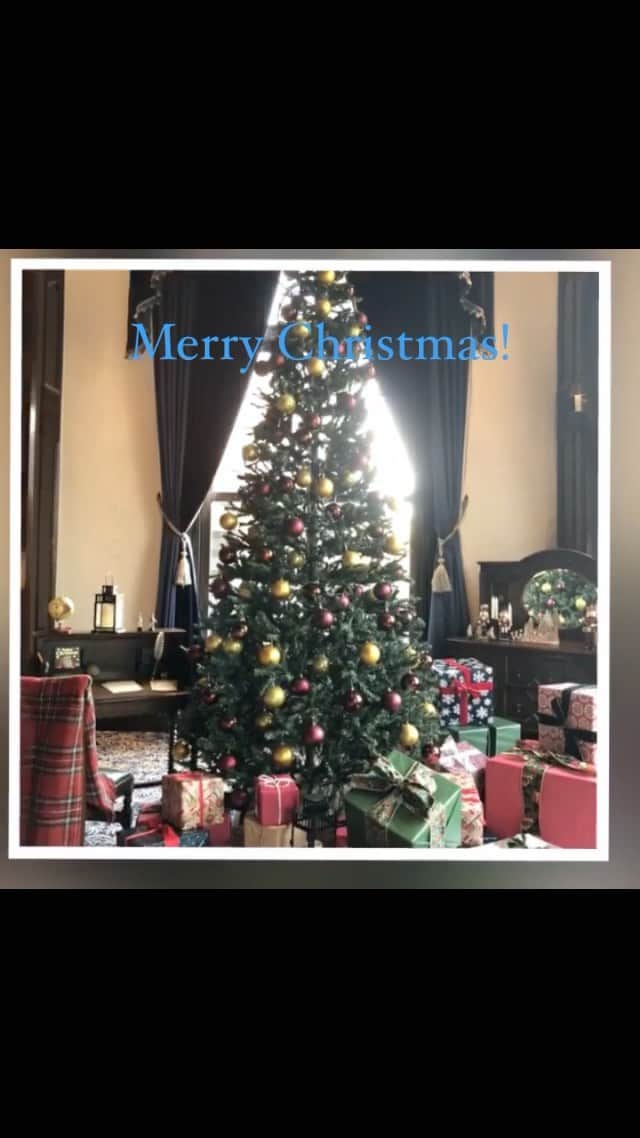【公式】ホテルニューグランドのインスタグラム：「＊ 明日からクリスマスムードで皆様をお迎えできるよう サンタさんを筆頭に準備に励んでおります。 12月1日(火)～25日(金)の間にご覧いただける特別装飾を、どうぞお楽しみに！   #ホテルニューグランド #横浜 #クリスマス #メリークリスマス #クリスマスツリー #クリスマスプレゼント #12月 #冬 #クリスマスリース #クリスマスケーキ #フォトスポット #クリスマス料理 #ロビー #ソリ #サンタ #サンタクロース #サンタクロースの家 #ラッピング #ギフトボックス #ヨルノヨ #hotelnewgrand #yokohama #christmas」